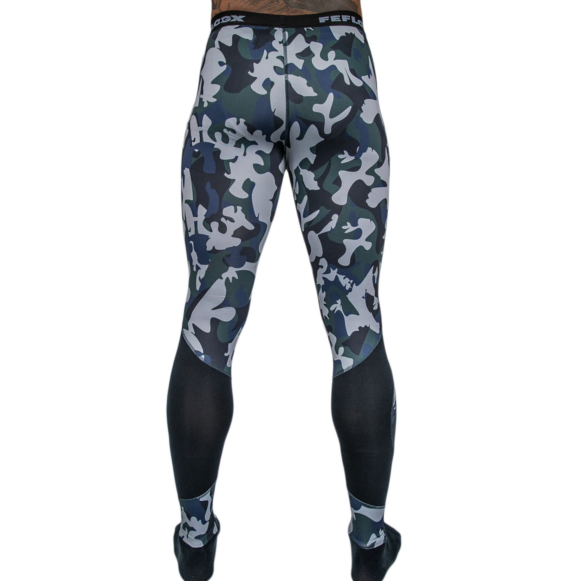 Pure Sport Herren Leggings Camouflage by FEFLOGX Sportswear mit Mesh-Einsätzen an den Waden für angeneme Trockenheit, Durchlüftung & Coolness, schnelltrocknen, atmungsaktiv, super hochwertige 4-way-stretch Materialien, ultra-bequeme Passform & professionelle Konstruktion. Modernes, sportliches Camouflage-Design. Fester Sitz für eine hervorragende Performance, hintere Ansicht. FFX Camouflage Leggings Pure