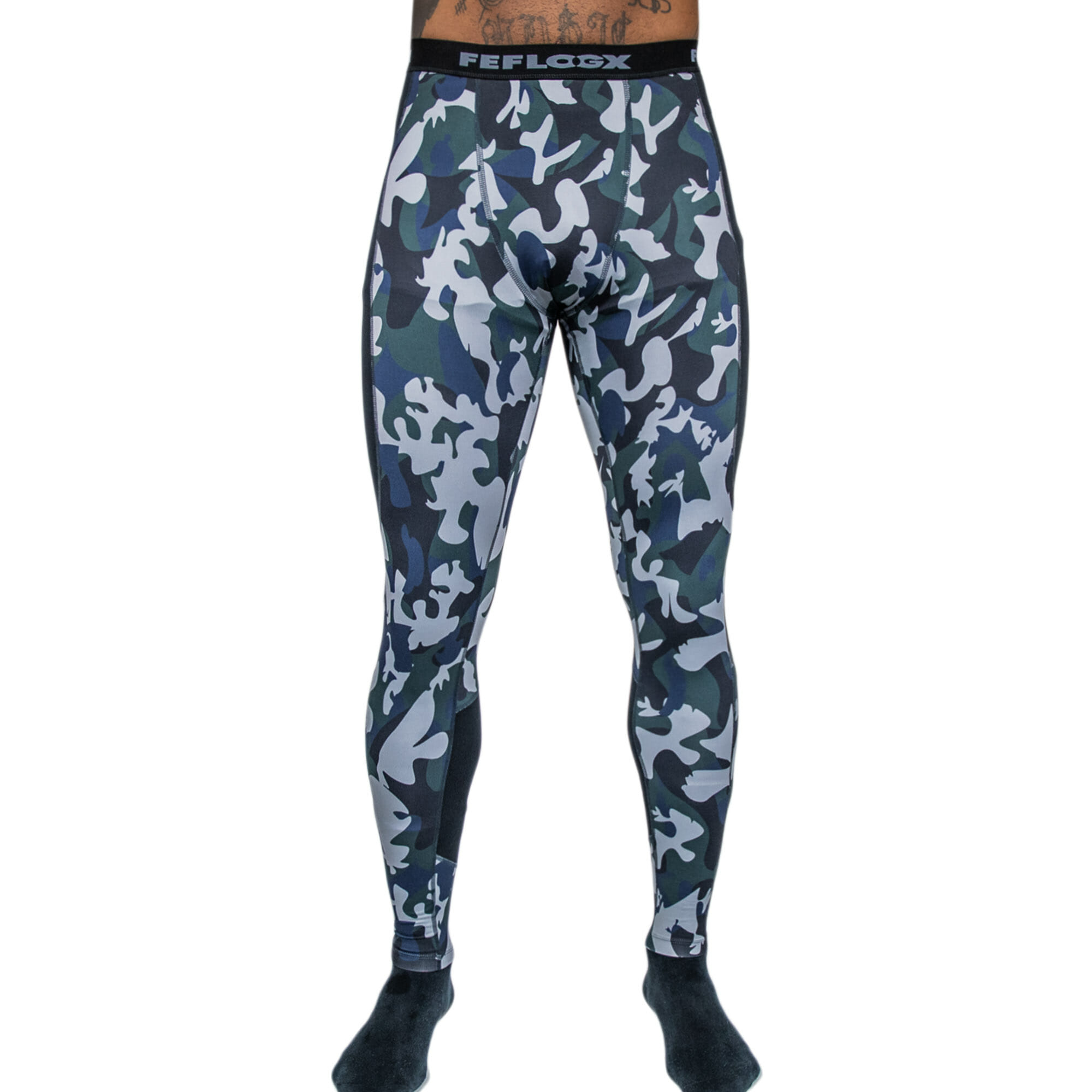 Pure Sport Herren Leggings Camouflage by FEFLOGX Sportswear mit Mesh-Einsätzen an den Waden für angeneme Trockenheit, Durchlüftung & Coolness, schnelltrocknen, atmungsaktiv, super hochwertige 4-way-stretch Materialien, ultra-bequeme Passform & professionelle Konstruktion. Modernes, sportliches Camouflage-Design. Fester Sitz für eine hervorragende Performance, vordere Ansicht. FFX Camouflage Leggings Pure