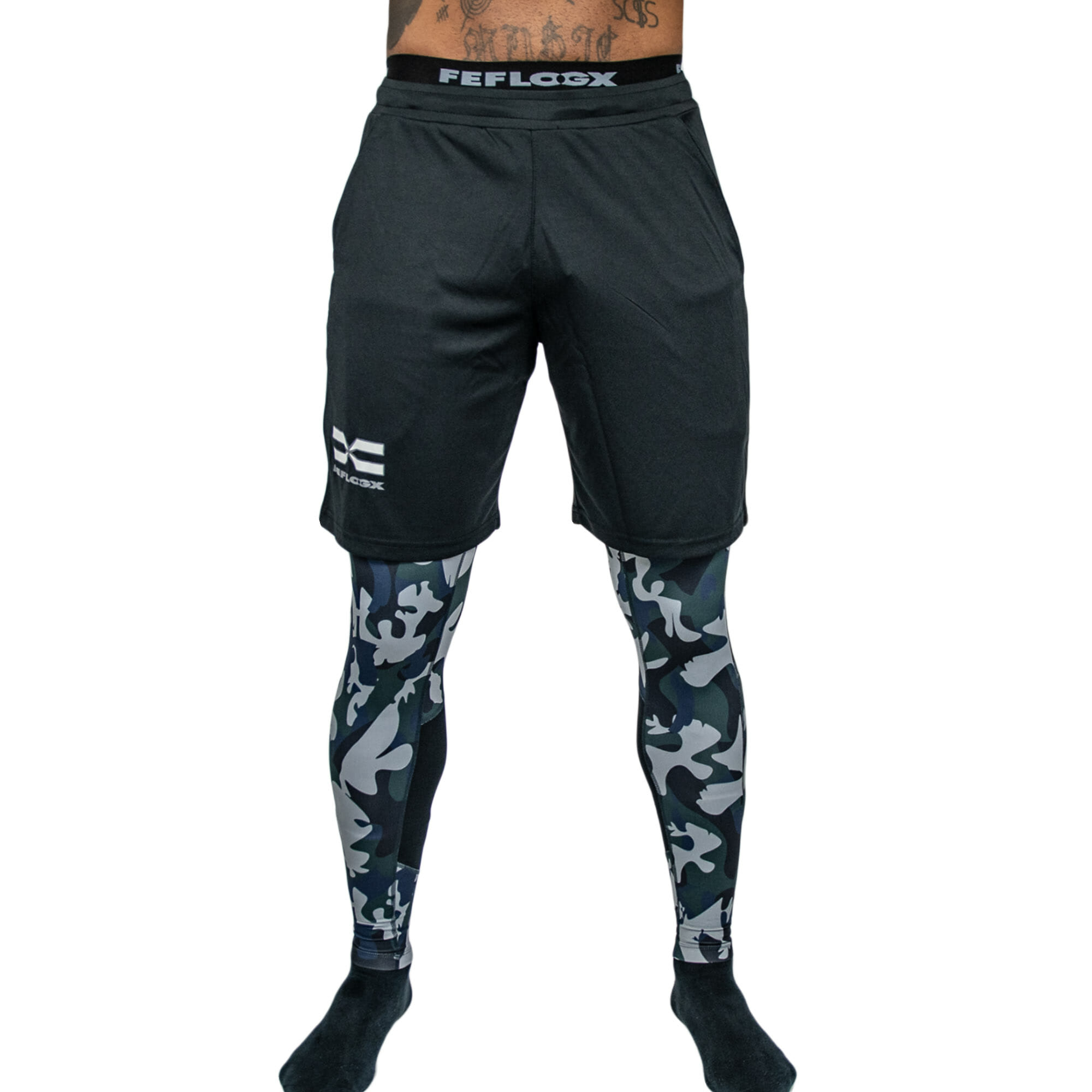 Pure Sport Herren Leggings Camouflage by FEFLOGX Sportswear mit Mesh-Einsätzen an den Waden für angeneme Trockenheit, Durchlüftung & Coolness, schnelltrocknen, atmungsaktiv, super hochwertige 4-way-stretch Materialien, ultra-bequeme Passform & professionelle Konstruktion. Modernes, sportliches Camouflage-Design. Fester Sitz für eine hervorragende Performance, vordere Ansicht mit Allrounder Shorts, unter die Sport-Shorts, kurze Sporthose gezogen. FFX Camouflage Leggings Pure