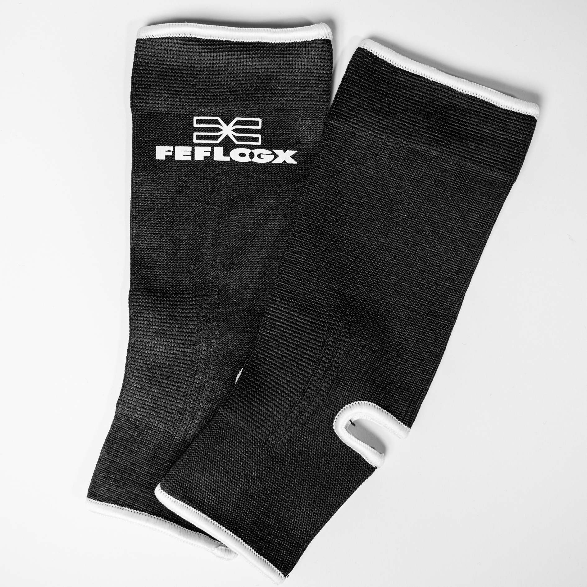 FFX Kampfsport Knöchelschützer Solid Control by FEFLOGX Sportswear, erstklassiger Knöchelschutz, Knöchelbandagen, Fußgelenkbandagen, Kickbox Fußbandagen Kickboxen, Muay Thai, MMA, Boxen, Thaiboxen, Ringen etc. äußere Seitenansicht zweier Fußbandagen (2). FFX Kampfsport Knöchelschützer Solid Control