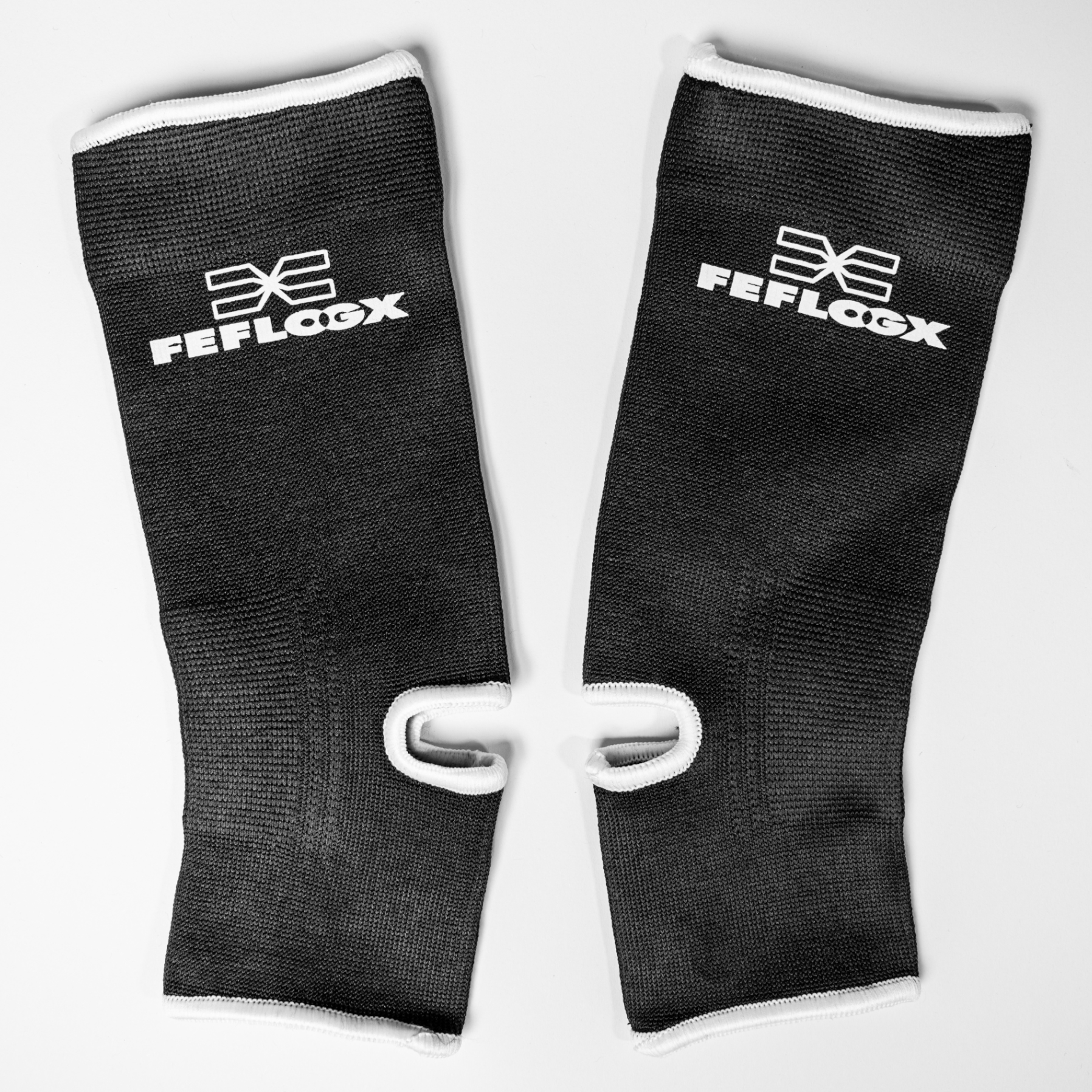 FFX Kampfsport Knöchelschützer Solid Control by FEFLOGX Sportswear, erstklassiger Knöchelschutz, Knöchelbandagen, Fußgelenkbandagen, Kickbox Fußbandagen Kickboxen, Muay Thai, MMA, Boxen, Thaiboxen, Ringen etc. äußere Seitenansicht zweier Fußbandagen (1). FFX Kampfsport Knöchelschützer Solid Control
