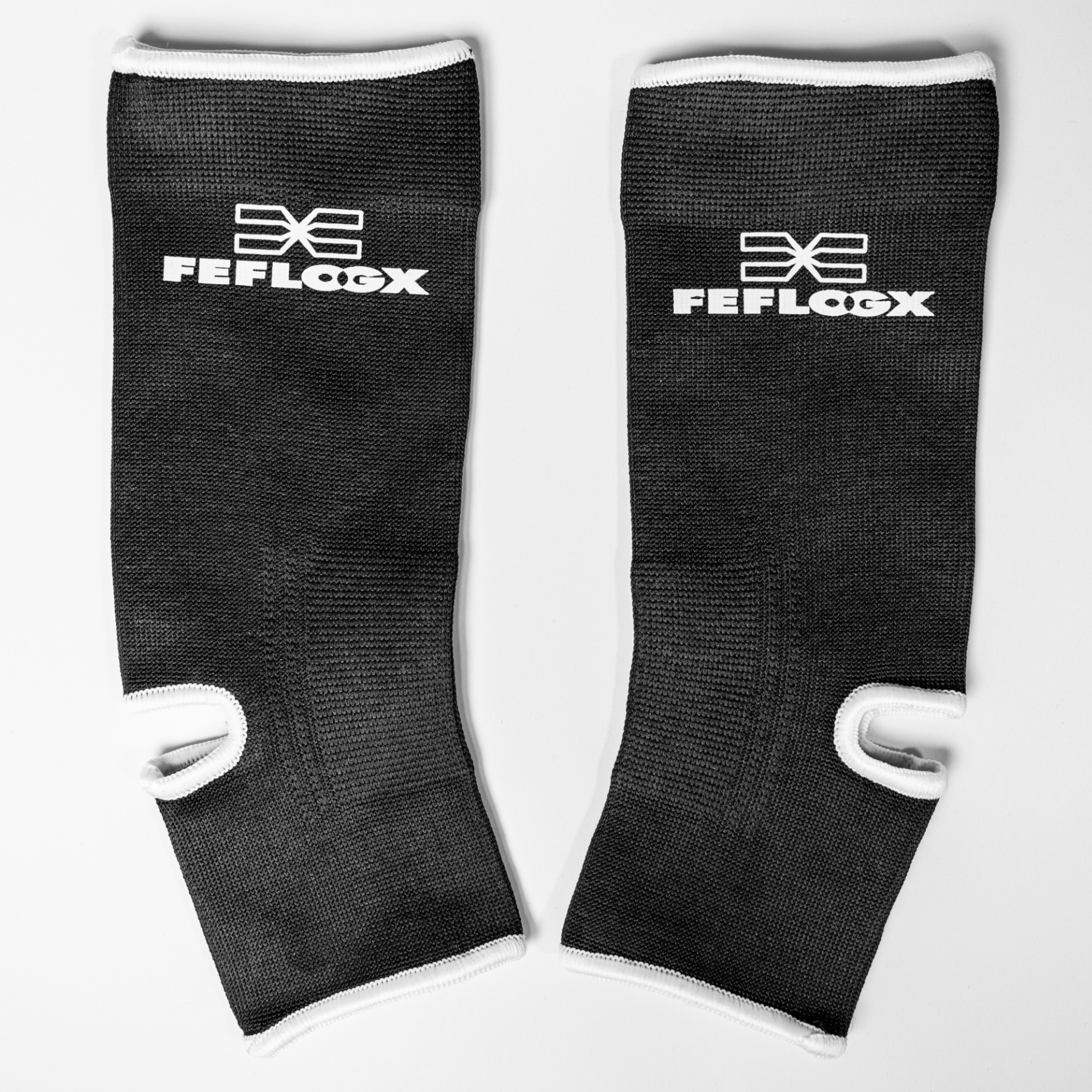 FFX Kampfsport Knöchelschützer Solid Control by FEFLOGX Sportswear, erstklassiger Knöchelschutz, Knöchelbandagen, Fußgelenkbandagen, Kickbox Fußbandagen Kickboxen, Muay Thai, MMA, Boxen, Thaiboxen, Ringen etc. äußere Seitenansicht zweier Fußbandagen. FFX Kampfsport Knöchelschützer Solid Control