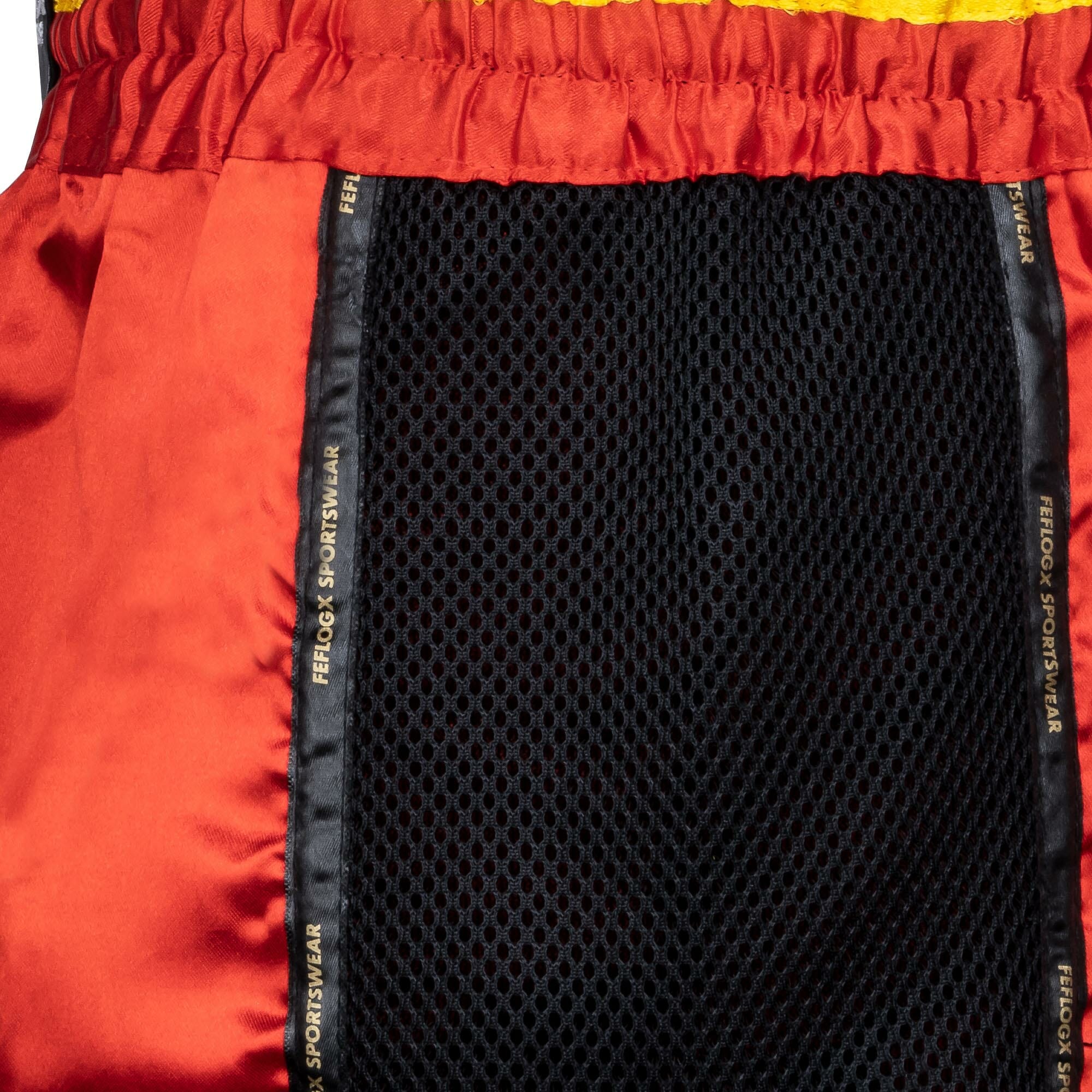 FFX Muay Thai Shorts Fight Performance von FEFLOGX Sportswear in schwarz, rot & blau. Hoch-professionelle, ergonomisch entwickelte & super-bequeme Thaibox Hose, extrem hochwertige & max. Robuste Fight Shorts, hoch-funktionelle, enorm langlebige Muay Thai Hose, Thaibox Shorts, seitlche Nah-Aufnahme Mesh-Einsatz, rot. FFX Pro Muay Thai Shorts Fight Performance