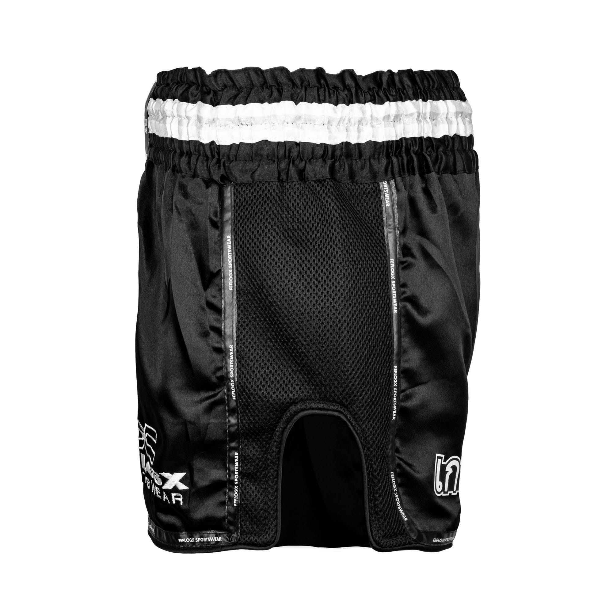 FFX Muay Thai Shorts Fight Performance von FEFLOGX Sportswear in schwarz, rot & blau. Hoch-professionelle, ergonomisch entwickelte & super-bequeme Thaibox Hose, extrem hochwertige & max. Robuste Fight Shorts, hoch-funktionelle, enorm langlebige Muay Thai Hose, Thaibox Shorts, seitliche Ansicht, Mesh-Einsatz, schwarz. FFX Pro Muay Thai Shorts Fight Performance