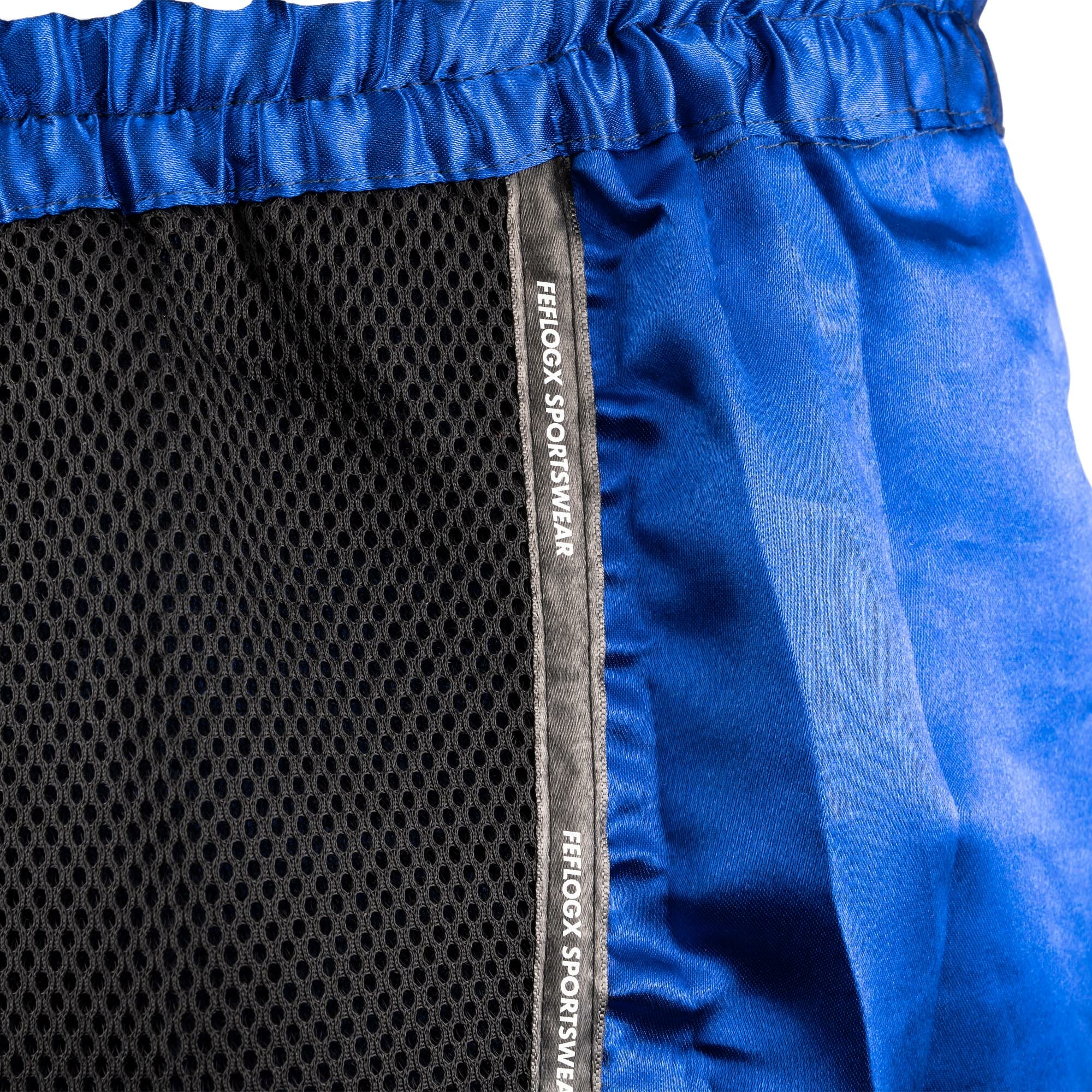 FFX Muay Thai Shorts Fight Performance von FEFLOGX Sportswear in schwarz, rot & blau. Hoch-professionelle, ergonomisch entwickelte & super-bequeme Thaibox Hose, extrem hochwertige & max. Robuste Fight Shorts, hoch-funktionelle, enorm langlebige Muay Thai Hose, Thaibox Shorts, seitlche Nah-Aufnahme Mesh-Einsatz, blau. FFX Pro Muay Thai Shorts Fight Performance