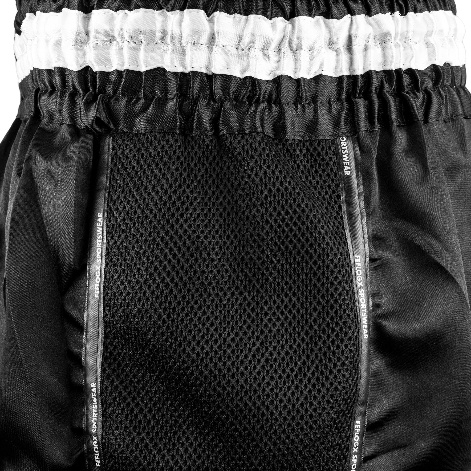 FFX Muay Thai Shorts Fight Performance von FEFLOGX Sportswear in schwarz, rot & blau. Hoch-professionelle, ergonomisch entwickelte & super-bequeme Thaibox Hose, extrem hochwertige & max. Robuste Fight Shorts, hoch-funktionelle, enorm langlebige Muay Thai Hose, Thaibox Shorts, seitlche Nah-Aufnahme Mesh-Einsatz, schwarz. FFX Pro Muay Thai Shorts Fight Performance