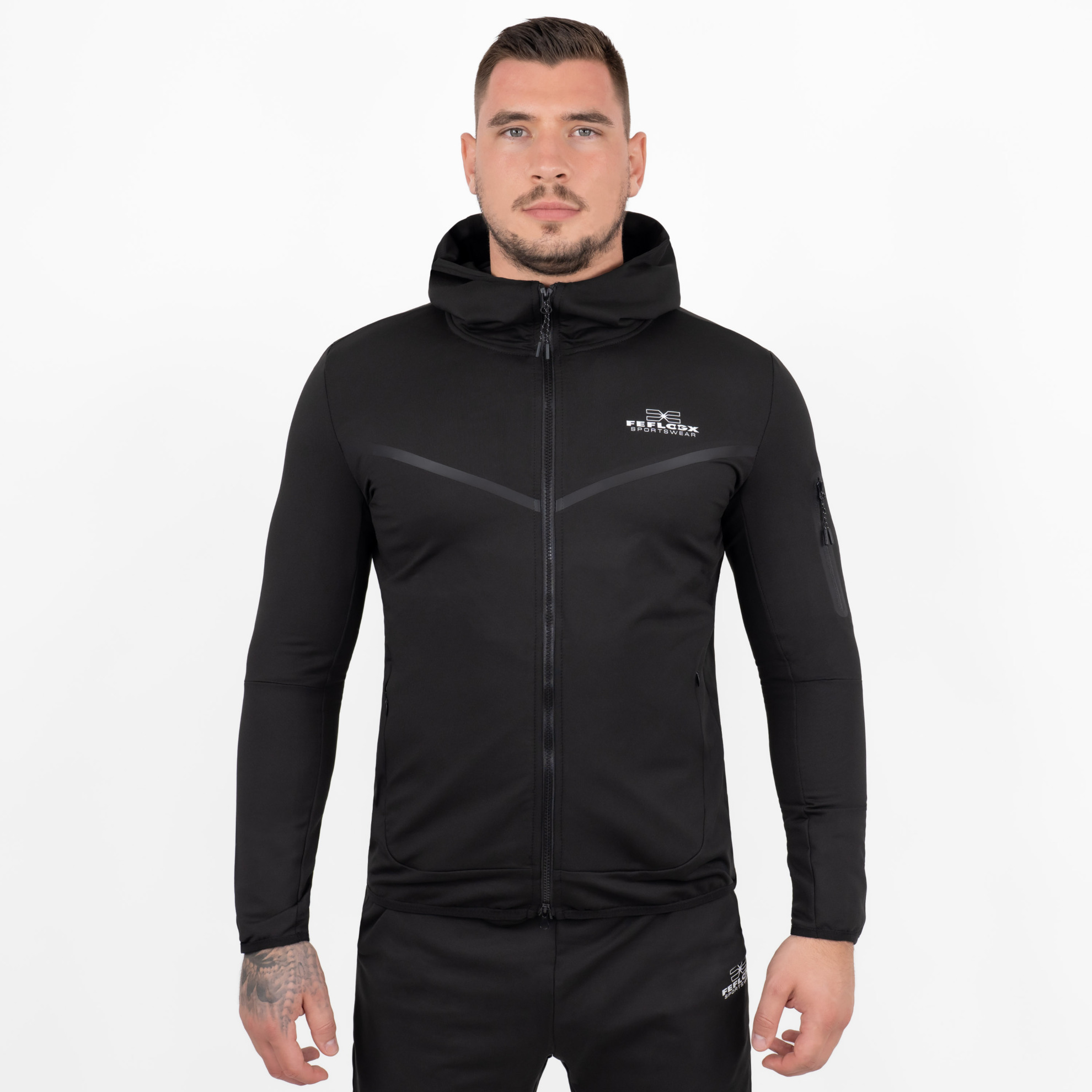 FFX Superior Kapuzen Trainingsjacke Absolute Power by FEFLOGX Sportswear, Teil des Trainingsanzug: FFX Superior Jogginganzug Absolute Power, Top-Style Zip-Hoodie, Jacke mit Kapuze, Zip Hoody, Zipper Hoodie, Sport Jacke, Freizeit Jacke, Kapuzenpullover mit Reißverschluss, Farben schwarz & rot, vordere Ansicht der schwarzen Trainingsjacke mit Kapuze. FFX Superior Kapuzen Trainingsjacke Absolute Power
