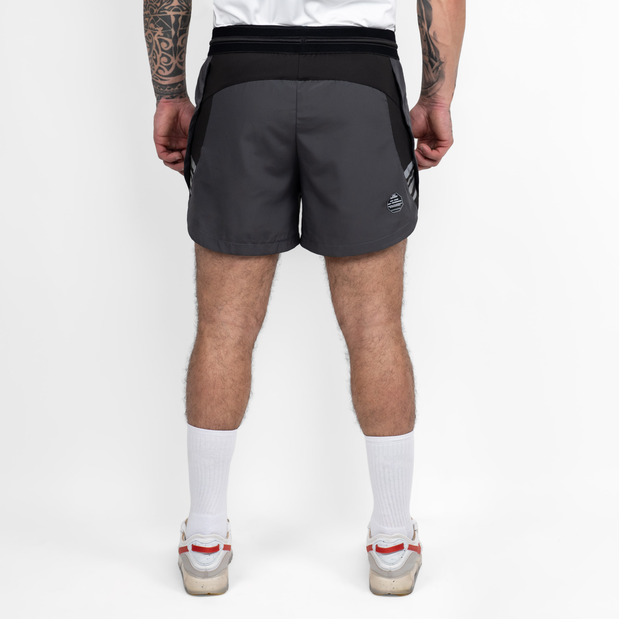 FFX 2 in 1 Performance Sport Shorts Fight Striker von FEFLOGX Sportswear, extrem hochwertige Gym Fight Shorts mit Tight Shorts, 2 in 1 Shorts, MMA Shorts, 2 in 1 Laufhose Herren, 2 in 1 Laufshorts in hellgrau, dunkelgrau & schwarz, hintere Ansicht der dunkelgraue Sportshorts. FFX 2 in 1 Performance Sport Shorts Fight Striker
