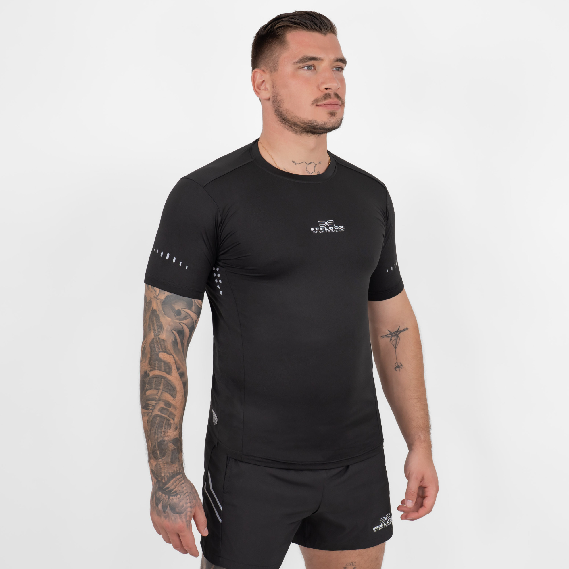 FFX Compression Rashguard Precise Control by FEFLOGX Sportswear, super komfortabel & mega Top stylisches Design, Sportshirt, Sport Shirt, Fight Shirt, MMA Rashguard, Kompressionsshirt Herren, Farben: schwarz, grün, weiß, seitlich vordere Ansicht des schwarzen Sportshirts. FFX Compression Rashguard Precise Control
