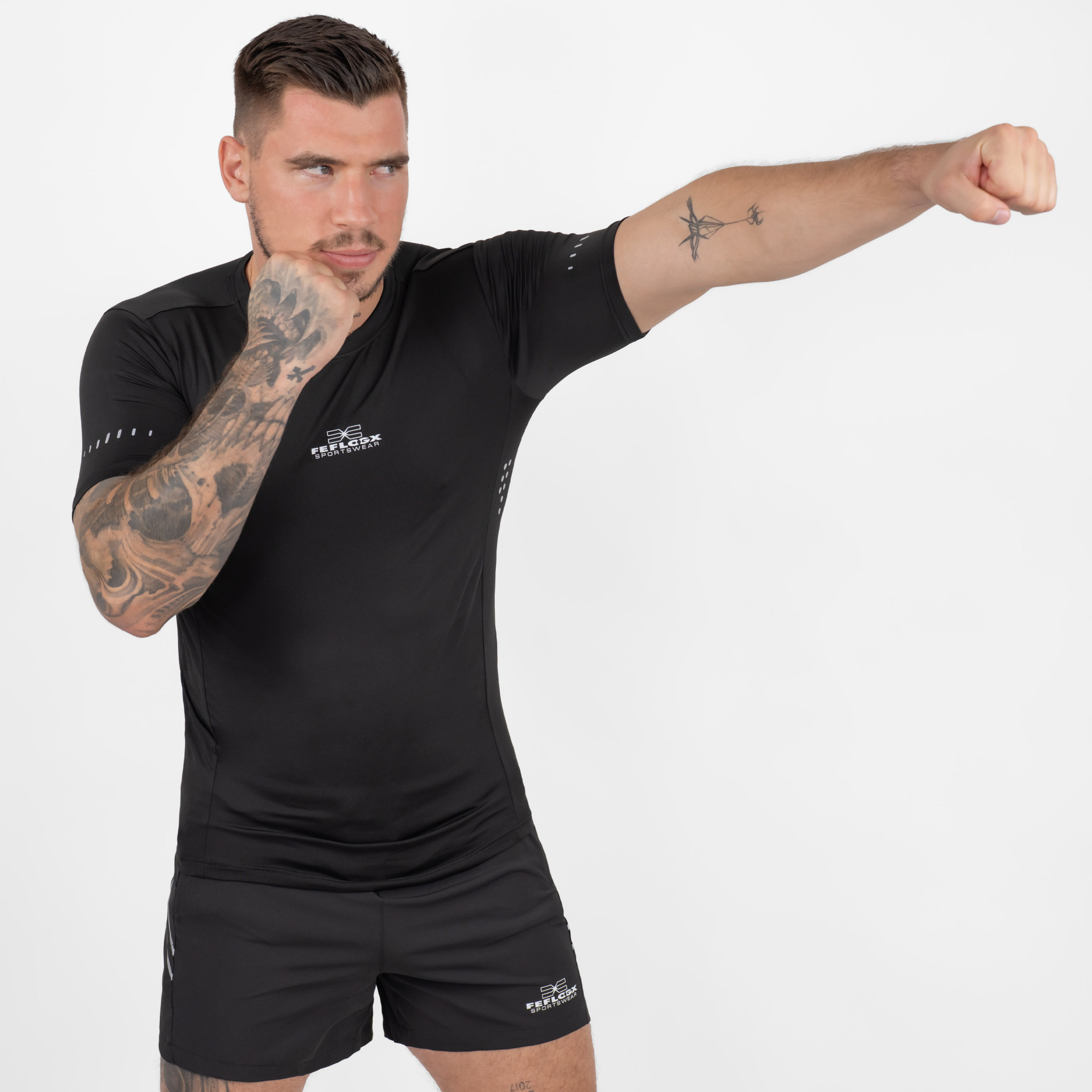 FFX Compression Rashguard Precise Control by FEFLOGX Sportswear, super komfortabel & mega Top stylisches Design, Sportshirt, Sport Shirt, Fight Shirt, MMA Rashguard, Kompressionsshirt Herren, Farben: schwarz, grün, weiß, seitlich vordere Action-Ansicht des schwarzen Sportshirts. FFX Compression Rashguard Precise Control