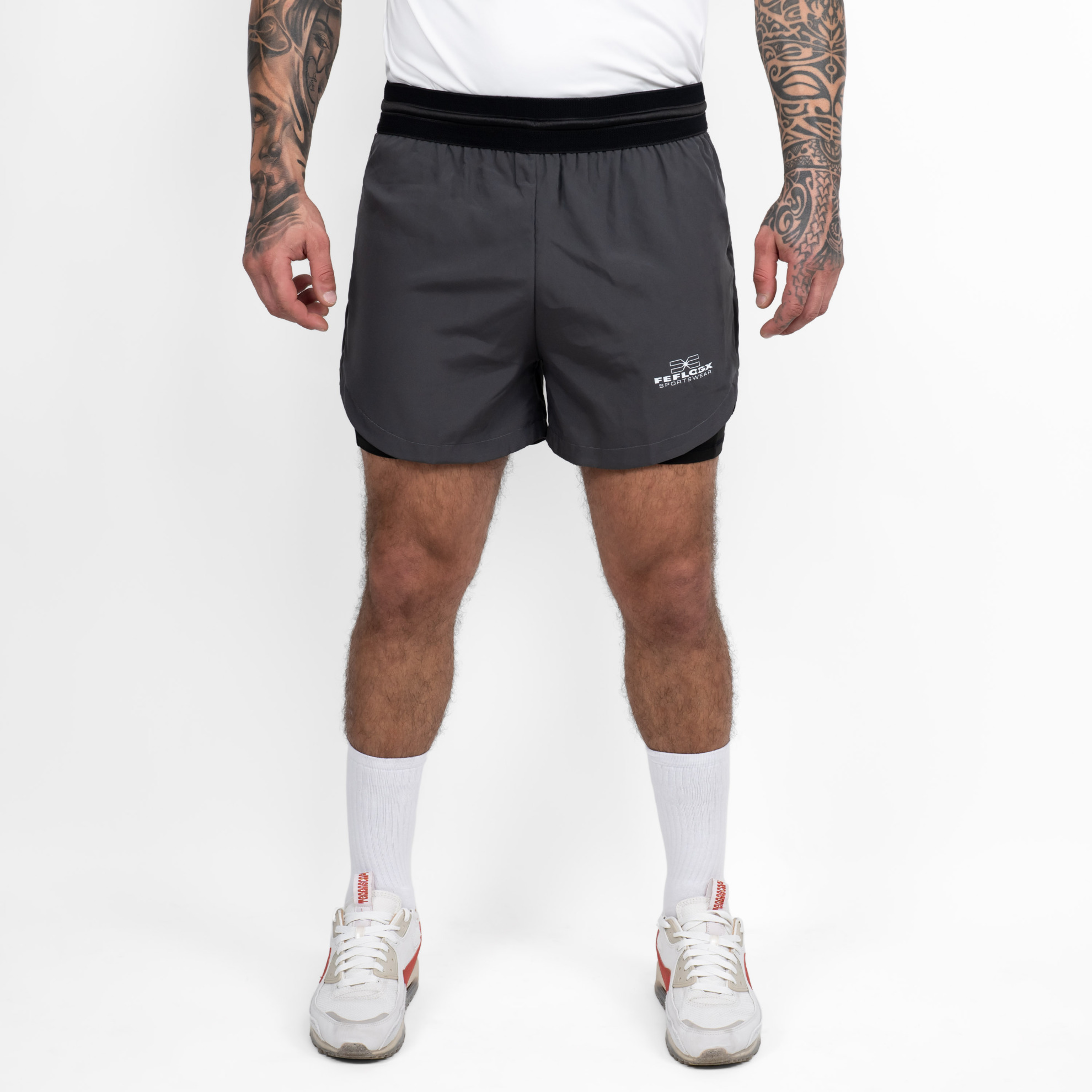 FFX 2 in 1 Performance Sport Shorts Fight Striker von FEFLOGX Sportswear, extrem hochwertige Gym Fight Shorts mit Tight Shorts, 2 in 1 Shorts, MMA Shorts, 2 in 1 Laufhose Herren, 2 in 1 Laufshorts in hellgrau, dunkelgrau & schwarz, vordere Ansicht der dunkelgrauen Sportshorts. FFX 2 in 1 Performance Sport Shorts Fight Striker