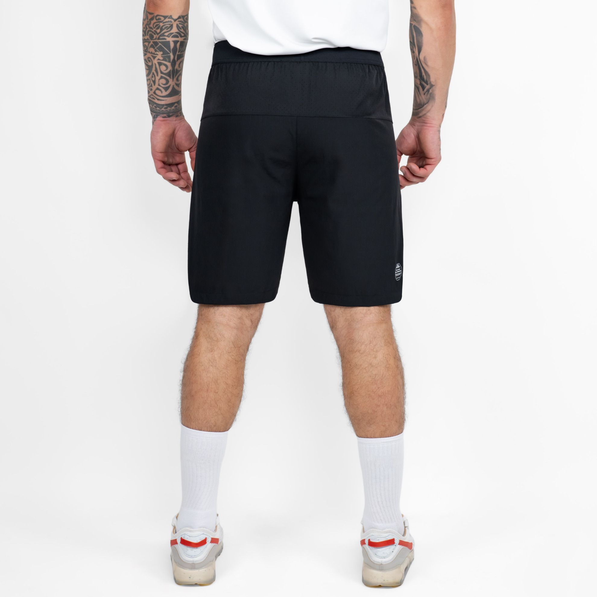 FFX Kurze Sporthose Shorts Maximum Control von FEFLOGX Sportswear, mit Reißverschlusstaschen, in schwarz & grau, Kurze Jogginghose, Laufshorts Herren, kurze Sporthose Herren, kurze Sporthosen, hintere Ansicht, der schwarzen Sport Shorts. FFX Kurze Sporthose Shorts Maximum Control