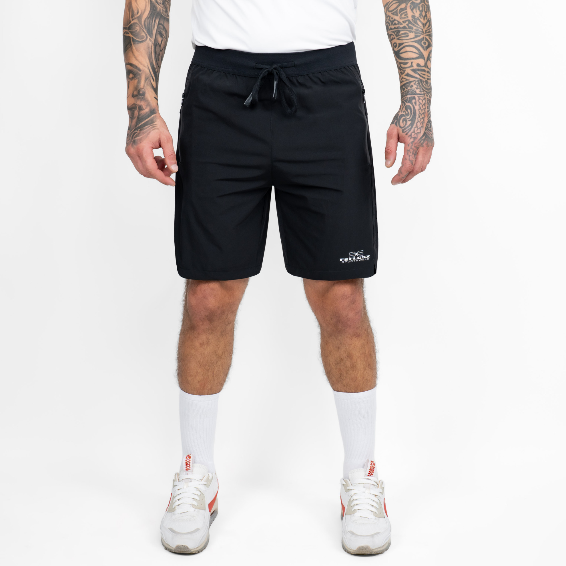 FFX Kurze Sporthose Shorts Maximum Control von FEFLOGX Sportswear, mit Reißverschlusstaschen, in schwarz & grau, Kurze Jogginghose, Laufshorts Herren, kurze Sporthose Herren, kurze Sporthosen, vordere Ansicht, der schwarzen Sport Shorts. FFX Kurze Sporthose Shorts Maximum Control