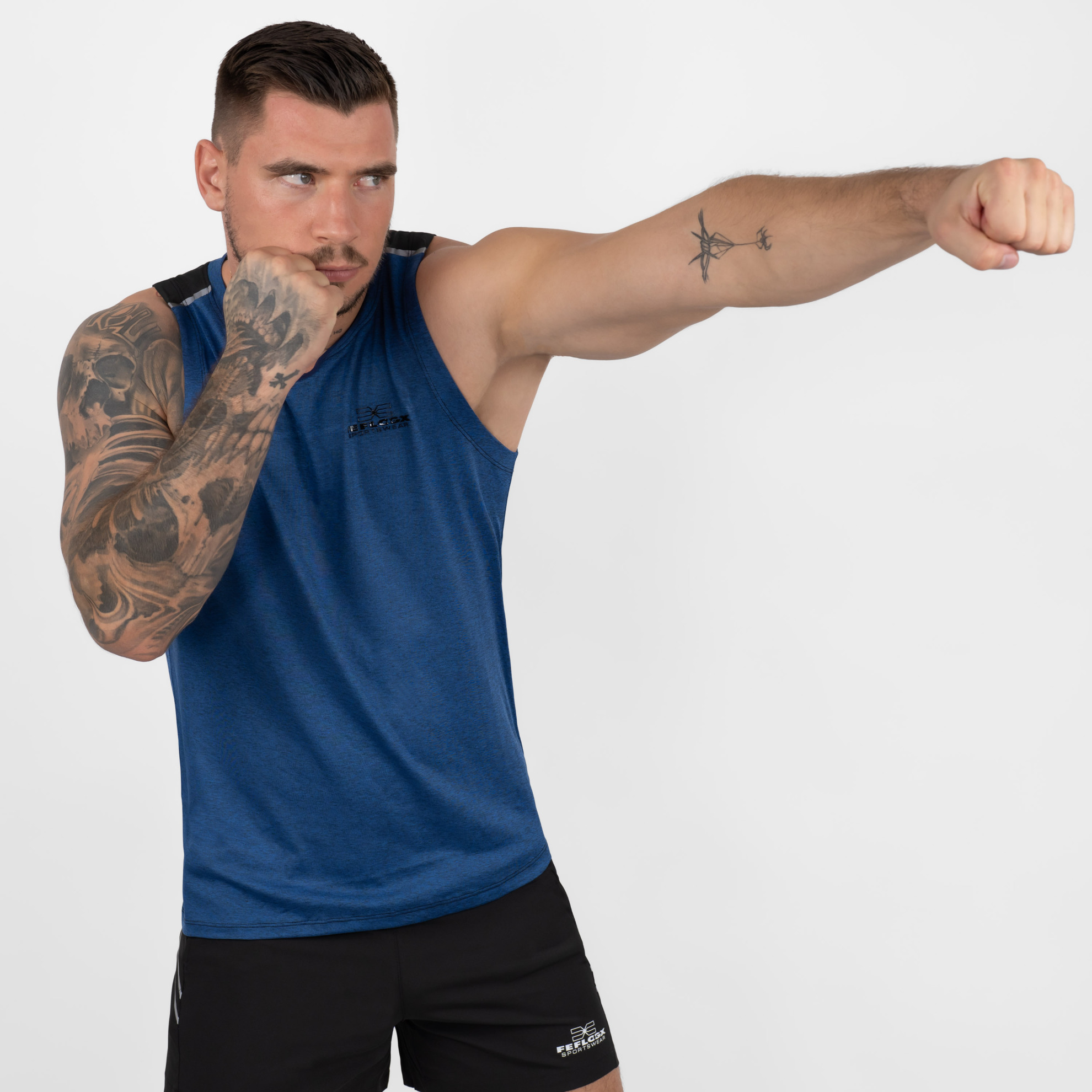 FFX Sport Tank Top Full Body Force by FEFLOGX Sportswear, super komfortabel & mega Top stylisches Design, Tank Top Herren, Herren Tanktop, Tanktop, ärmelloses Shirt, Tank Top Herren Sport, Gym Tank Top, Farben: schwarz, blau, seitlich vordere Action-Ansicht des blauen ärmellosen Sportshirts. FFX Sport Tank Top Full Body Force