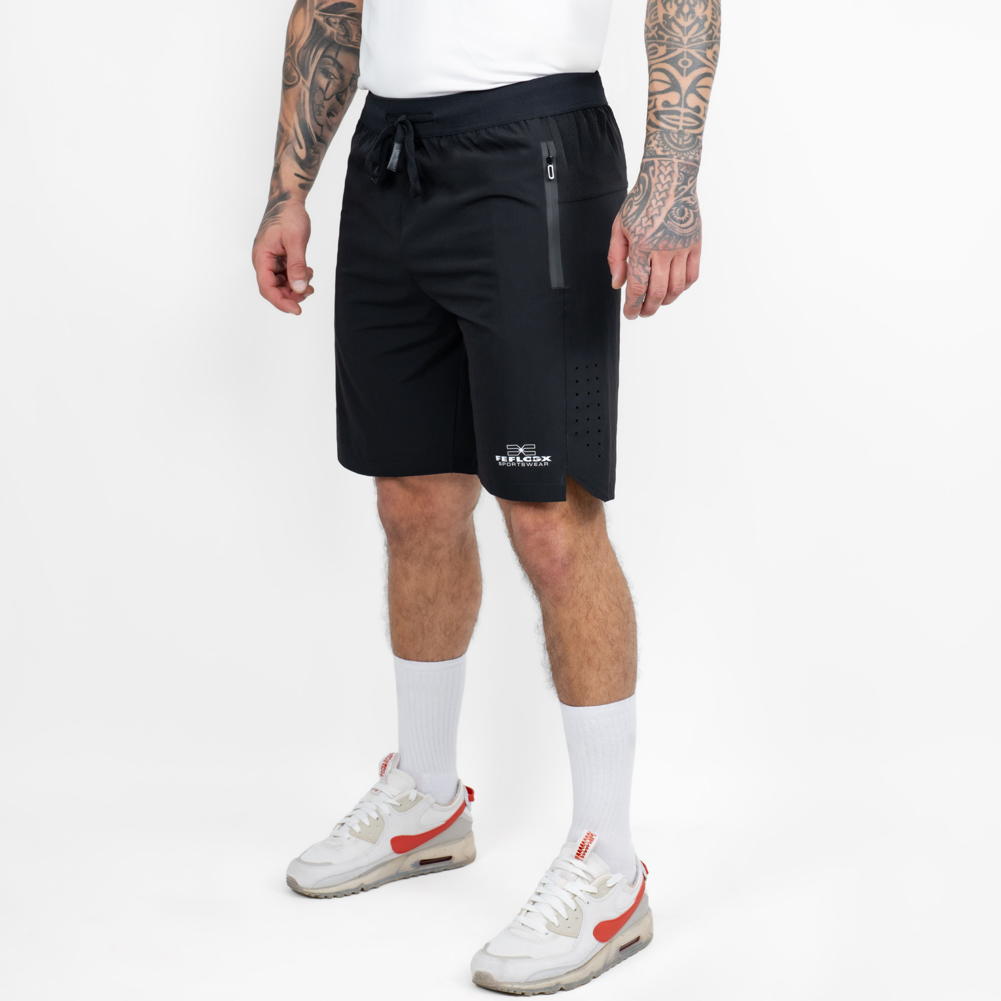 FFX Kurze Sporthose Shorts Maximum Control von FEFLOGX Sportswear, mit Reißverschlusstaschen, in schwarz & grau, Kurze Jogginghose, Laufshorts Herren, kurze Sporthose Herren, kurze Sporthosen, seitliche Ansicht links vorne, der schwarzen Sport Shorts. FFX Kurze Sporthose Shorts Maximum Control