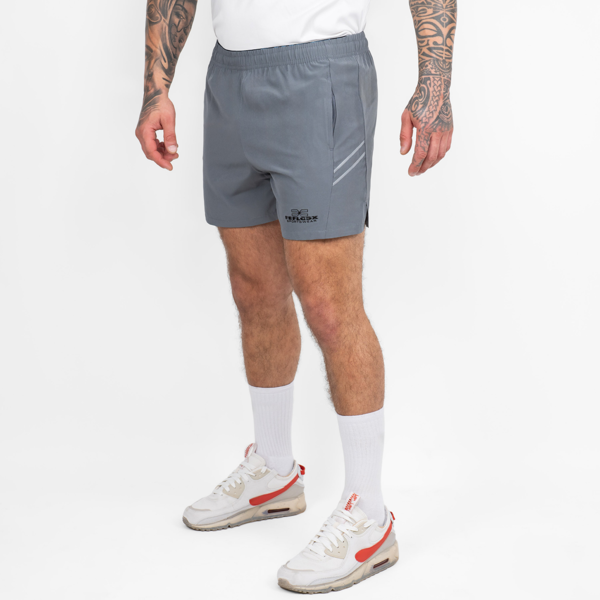 FFX Extra Kurze Sport Shorts High Power von FEFLOGX Sportswear, erstklassige Gym Shorts, super bequeme Laufshorts, Sporthose kurz Herren, kurze Jogginghose in grau & schwarz für Sport, Fitness & Kampfsport, seitliche Ansicht links vorne, graue Shorts. FFX Extra Kurze Sport Shorts High Power