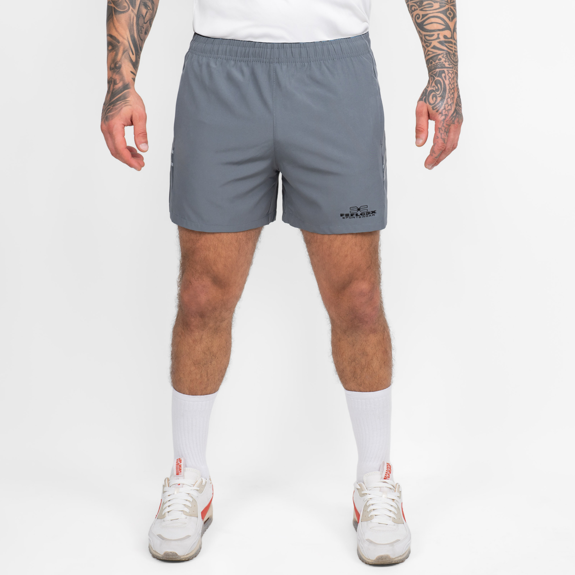 FFX Extra Kurze Sport Shorts High Power von FEFLOGX Sportswear, erstklassige Gym Shorts, super bequeme Laufshorts, Sporthose kurz Herren, kurze Jogginghose in grau & schwarz für Sport, Fitness & Kampfsport, vordere Ansicht, graue Shorts. FFX Extra Kurze Sport Shorts High Power