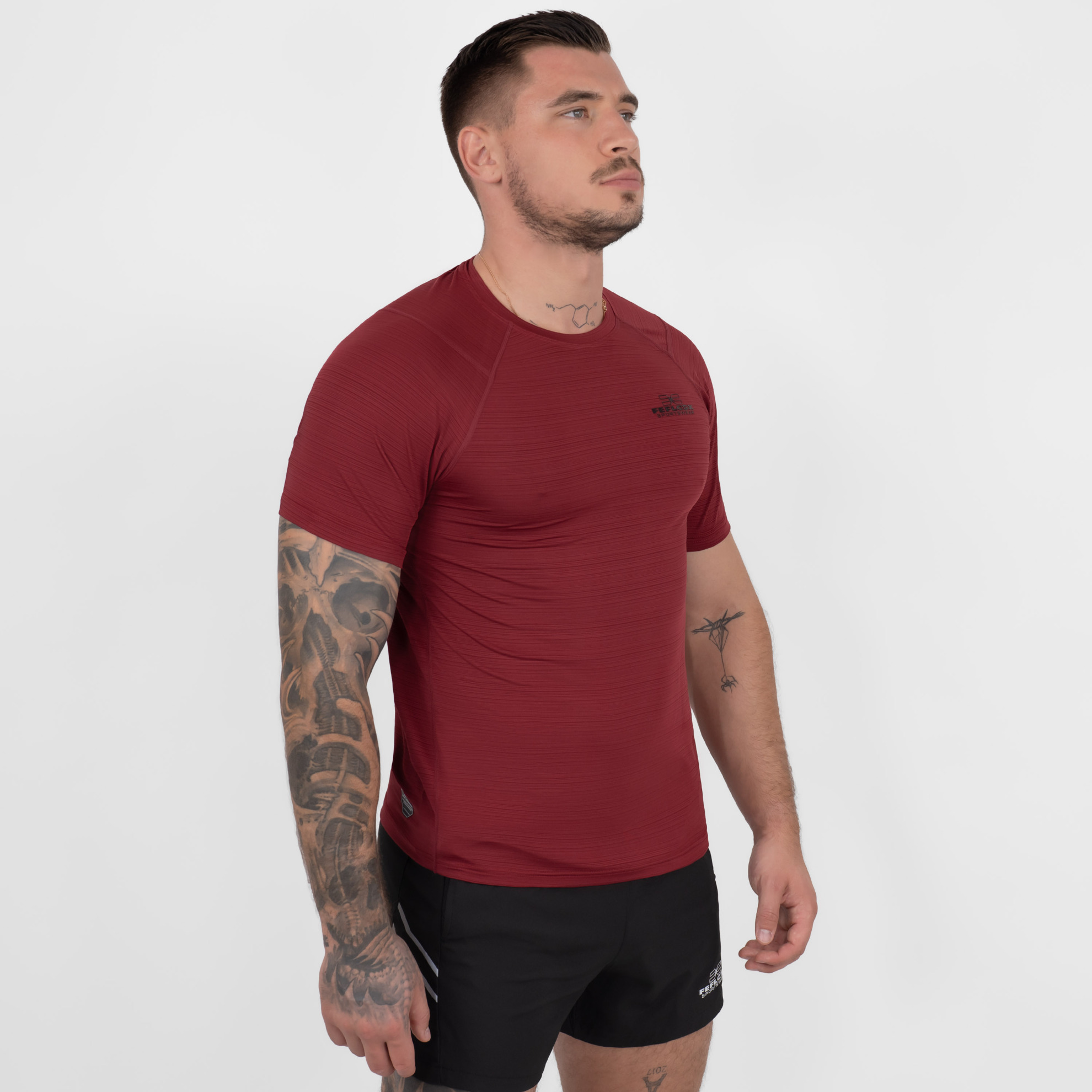 FFX Stretch Sportshirt Fighting Force by FEFLOGX Sportswear, super komfortabel & mega Top stylisches Design, Sport Shirt, Laufshirt, Gym Shirt, MMA Shirt, Rashguard, sretchiges Fighting Fitness Shirt Farben: schwarz, grau, blau, rot, seitlich vordere Ansicht des roten stretch Sportshirts. FFX Stretch Sportshirt Fighting Force