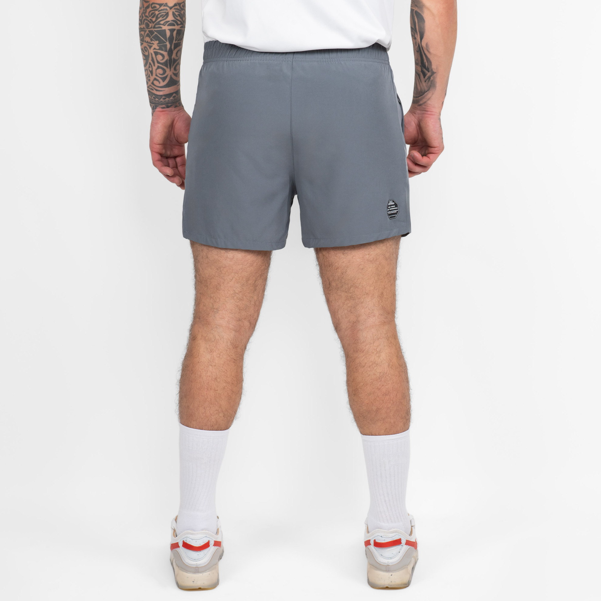 FFX Extra Kurze Sport Shorts High Power von FEFLOGX Sportswear, erstklassige Gym Shorts, super bequeme Laufshorts, Sporthose kurz Herren, kurze Jogginghose in grau & schwarz für Sport, Fitness & Kampfsport, hintere Ansicht, graue Shorts. FFX Extra Kurze Sport Shorts High Power