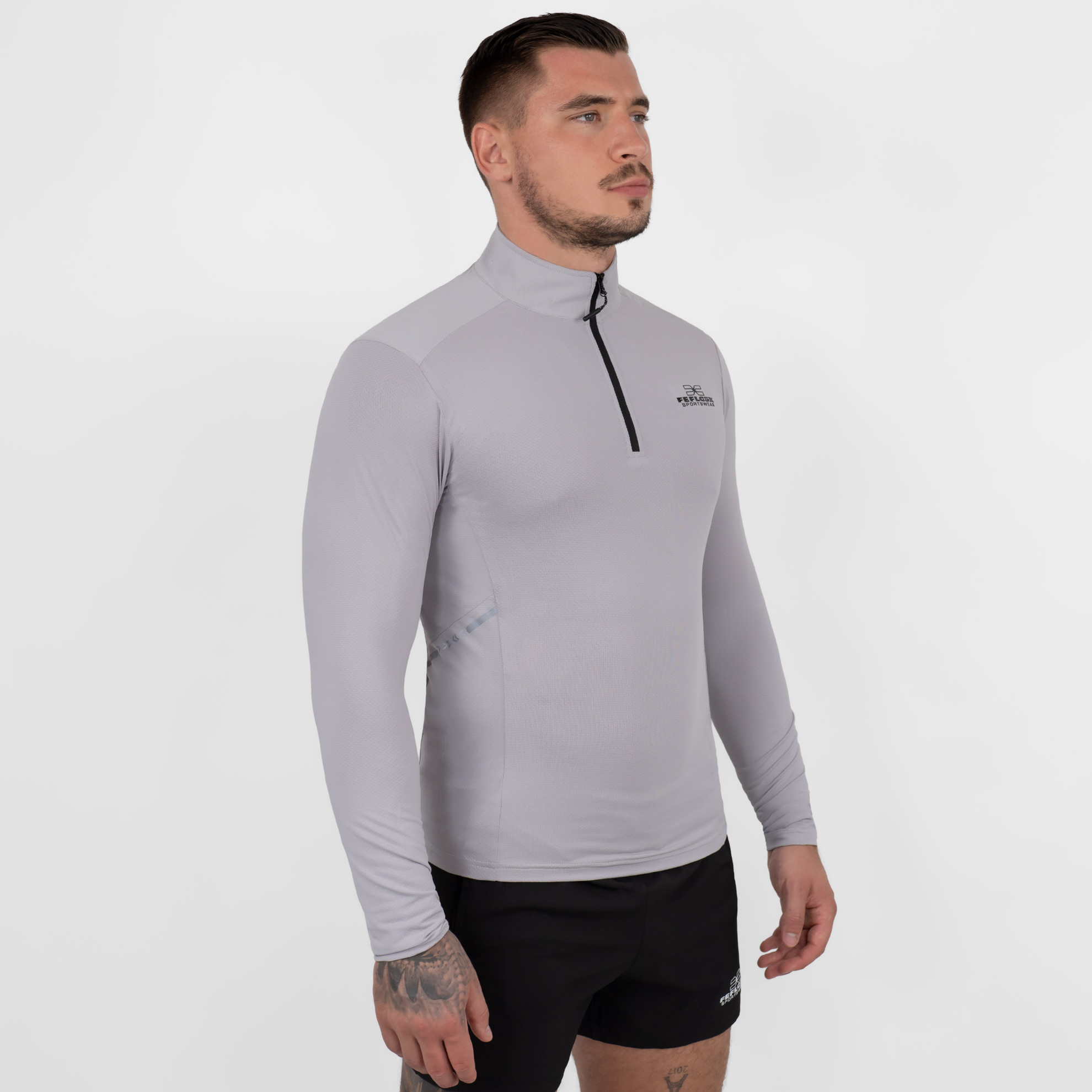 FFX High Performance Sport Sweatshirt mit Reißverschluss by FEFLOGX Sportswear, super komfortabel & mega Top stylisches Design, Sweater, Sport Sweatshirt, Longsleeve Shirt, Zip Pullover, Sport Oberteil, Sweatshirt, Mesh Look Farben: schwarz, grau-weiß, hellblau seitlich vordere Ansicht des grau-weißen Sport Sweatshirt mit 1/4 Reißverschluss. FFX High Performance Sport Sweatshirt mit Reißverschluss