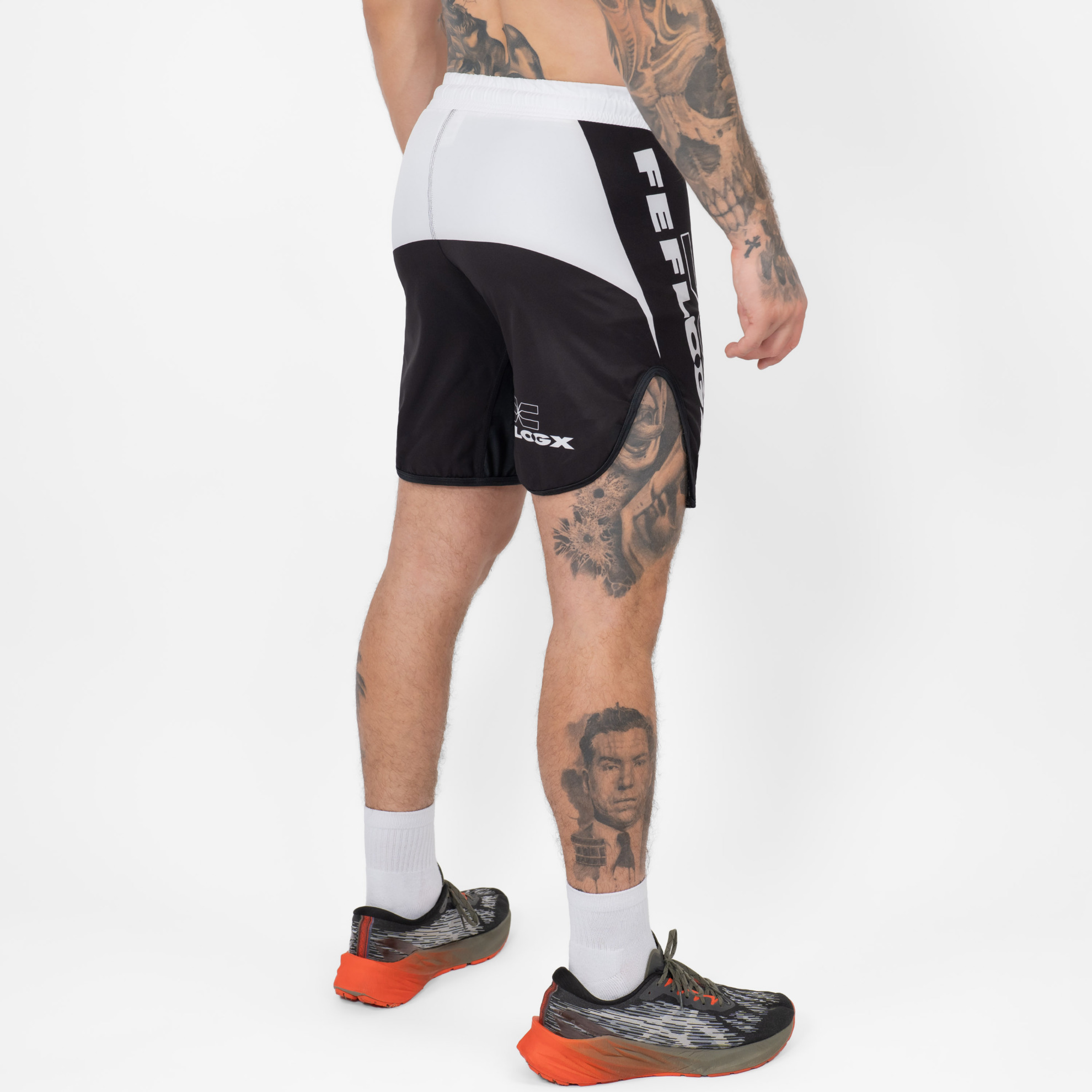 FFX Fight Shorts Competition Strength by FEFLOGX Sportswear, MMA Shorts für High Performance, Fight Shorts für Champions, Sport Shorts, MMA Hose Herren, Kickboxhosen, UFC Shorts, super komfortabel & mega Top Fighting-Design, Farben: schwarz, weiß, seitlich hintere Ansicht der schwarzen Fight Sport Shorts. FFX Fight Shorts Competition Strength