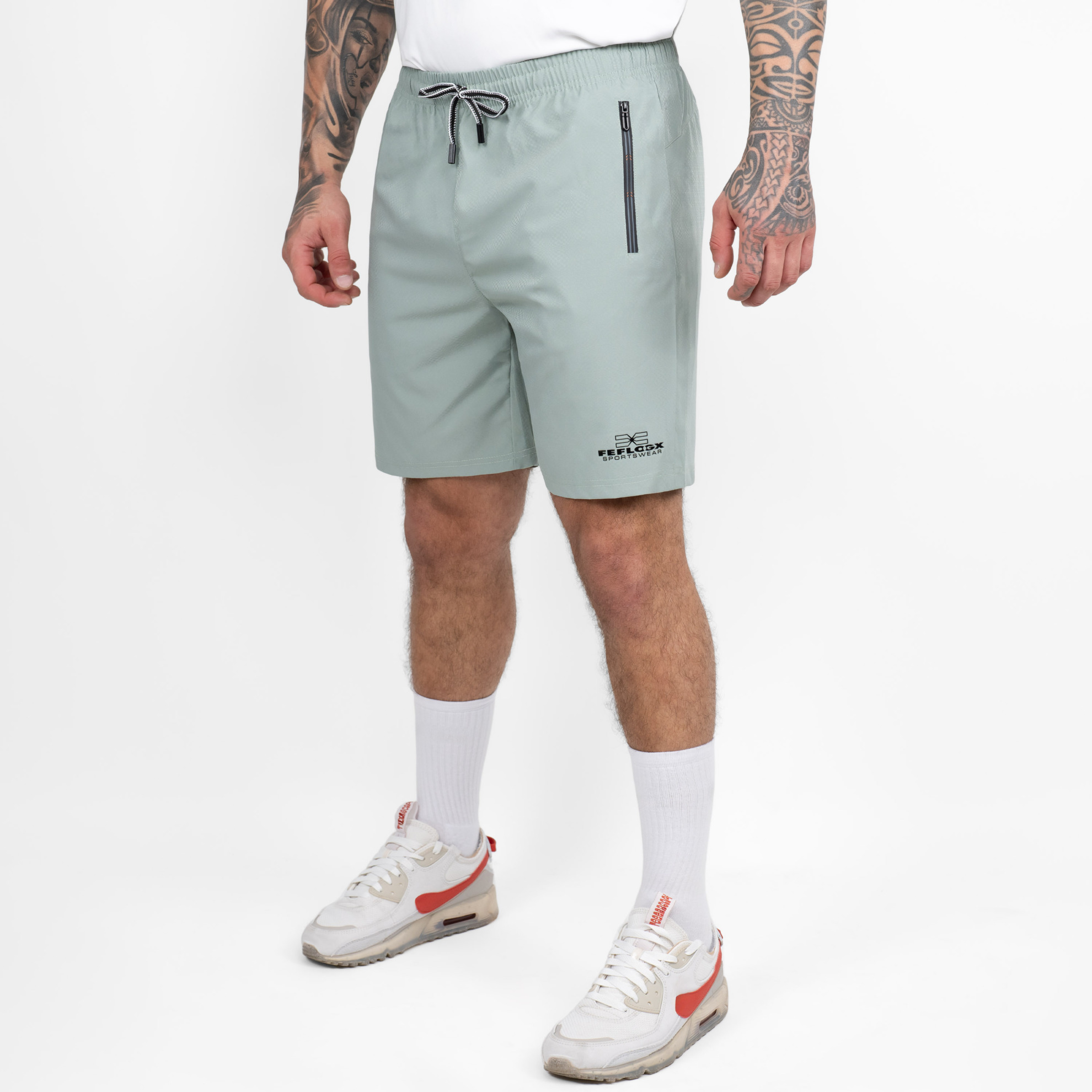 FFX Excellent Training Sport Shorts Flex Fit von FEFLOGX Sportswear, exzellente Sport Shorts, Kurze Sporthose, kurze Trainingshose, Sport Shorts Herren, kurze Jogginghose Herren in hellblau & hellgrün, seitliche Ansicht links vorne, hellgrüne Sportshorts. FFX Excellent Training Sport Shorts Flex Fit
