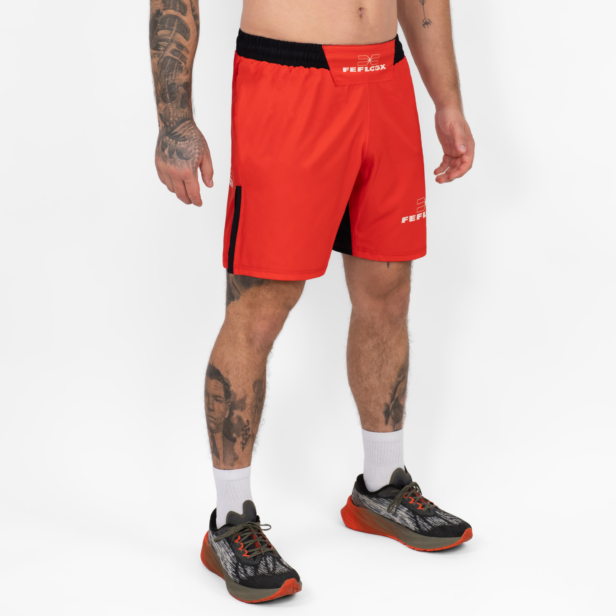 FFX MMA Fight Shorts Performance by FEFLOGX Sportswear, MMA Shorts für High Performance, Fight Shorts für Champions, Sport Shorts, MMA Hose, Kickbox Hose, super komfortabel & mega Top Fighting-Design, Farben: schwarz, rot, weiß, blau, seitlich vordere Ansicht der roten Fight Sport Shorts. FFX MMA Fight Shorts Performance