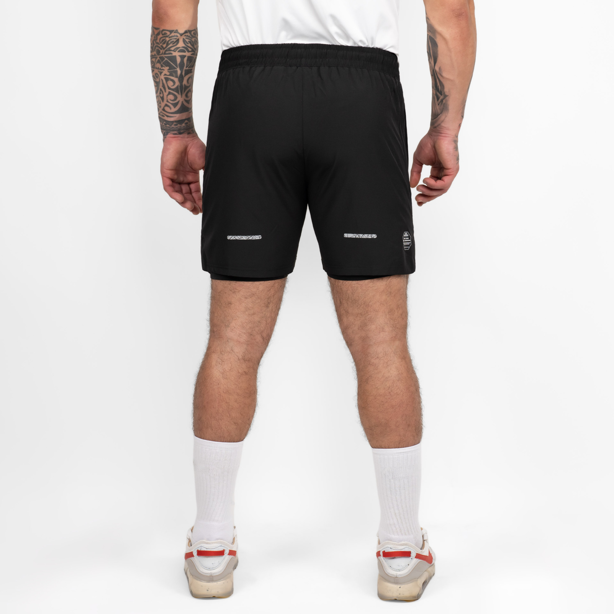 FFX 2-in-1 Superior Sport Shorts mit Tights von FEFLOGX Sportswear, extrem hochwertige kurze Jogginghose, kurze Sporthose mit Tight Shorts, 2 in 1 Shorts Herren, MMA Shorts, 2 in 1 Laufhose Herren, 2 in 1 Laufshorts Herren in grau & schwarz, hintere Ansicht der schwarzen Sportshorts. FFX 2-in-1 Superior Sport Shorts mit Tights