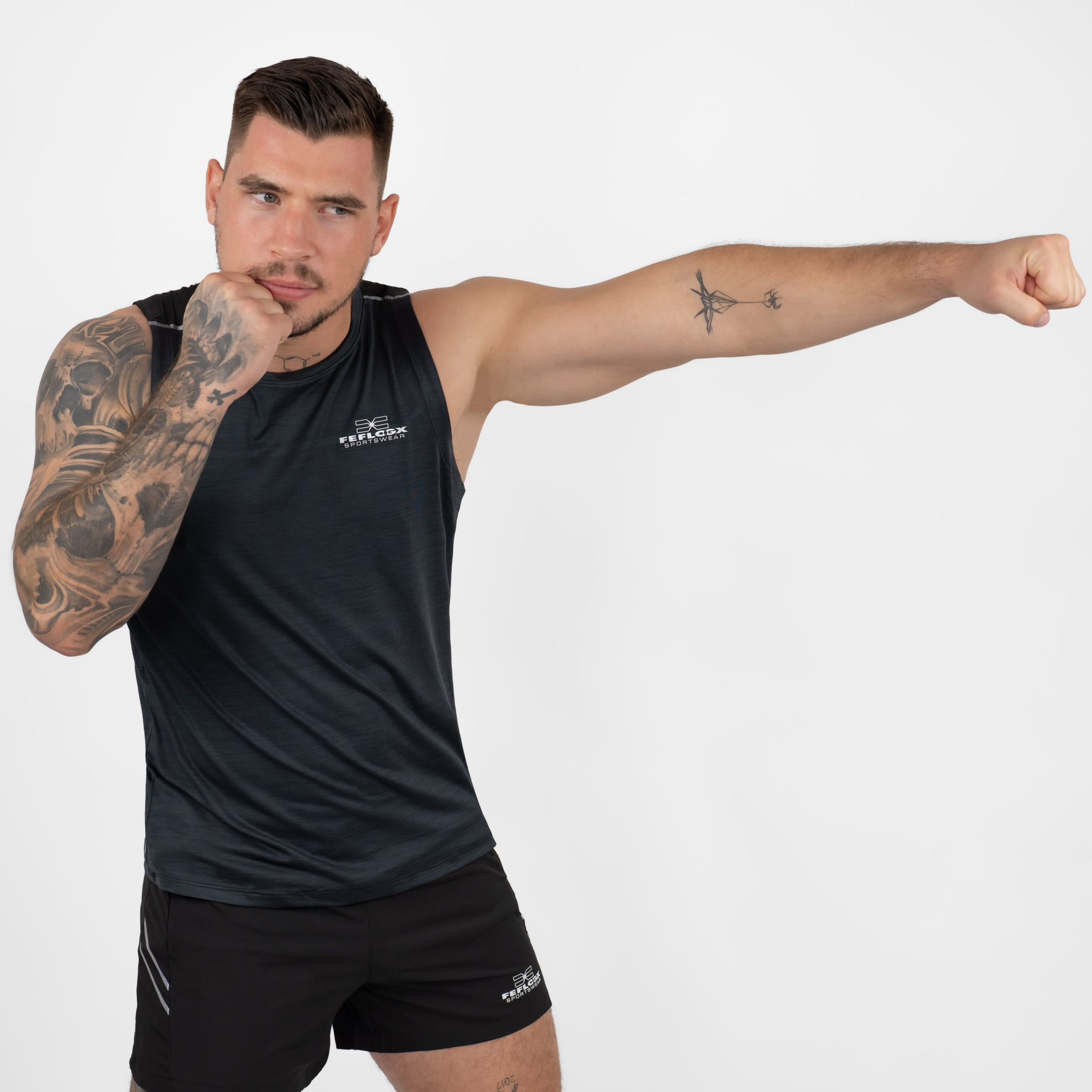 FFX Sport Tank Top Full Body Force by FEFLOGX Sportswear, super komfortabel & mega Top stylisches Design, Tank Top Herren, Herren Tanktop, Tanktop, ärmelloses Shirt, Tank Top Herren Sport, Gym Tank Top, Farben: schwarz, blau, seitlich vordere Action-Ansicht des schwarzen ärmellosen Sportshirts. FFX Sport Tank Top Full Body Force