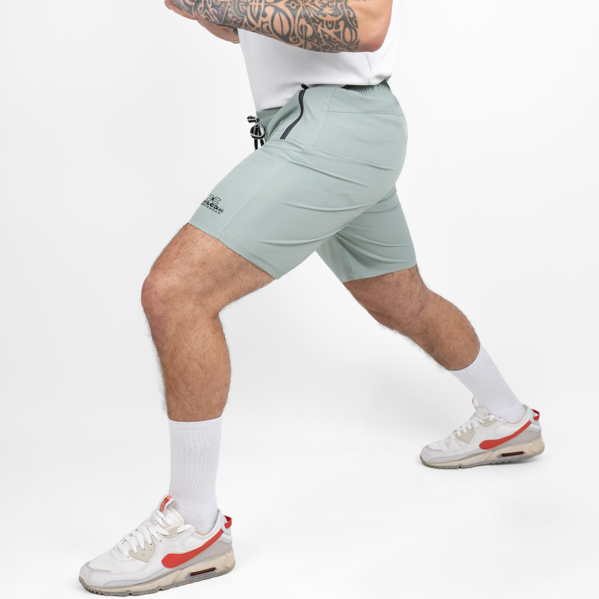 FFX Excellent Training Sport Shorts Flex Fit von FEFLOGX Sportswear, exzellente Sport Shorts, Kurze Sporthose, kurze Trainingshose, Sport Shorts Herren, kurze Jogginghose Herren in hellblau & hellgrün, seitliche Ansicht links vorne Action, hellgrüne Sportshorts. FFX Excellent Training Sport Shorts Flex Fit