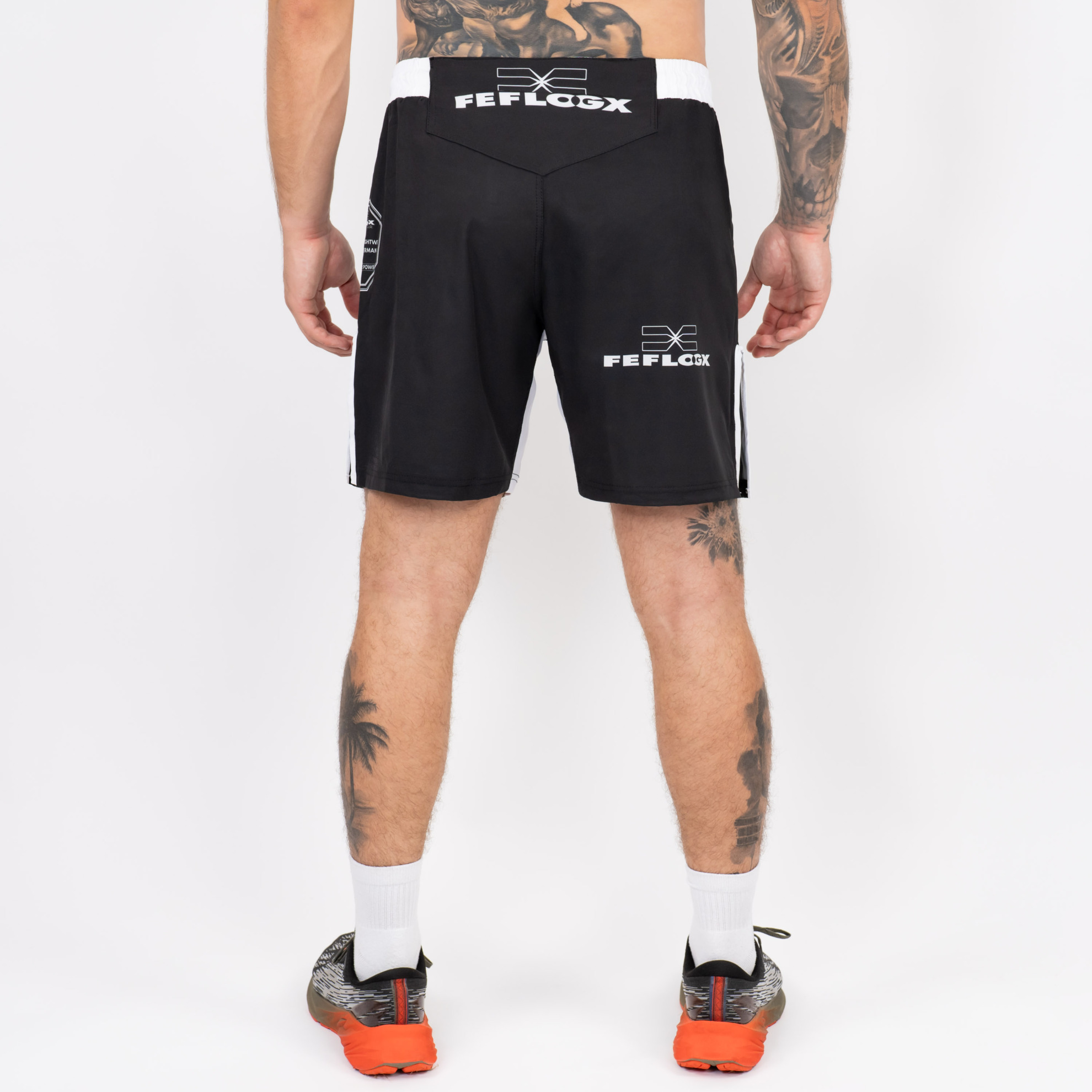 FFX MMA Fight Shorts Performance by FEFLOGX Sportswear, MMA Shorts für High Performance, Fight Shorts für Champions, Sport Shorts, MMA Hose, Kickbox Hose, super komfortabel & mega Top Fighting-Design, Farben: schwarz, rot, weiß, blau, hintere Ansicht der Schwarzen Fight Sport Shorts. FFX MMA Fight Shorts Performance