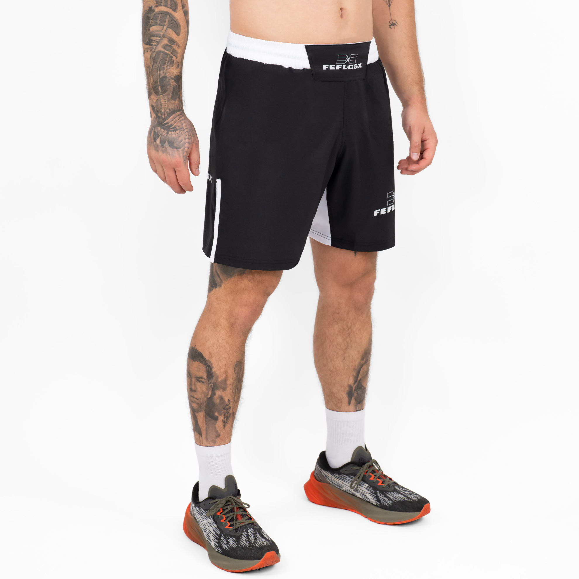 FFX MMA Fight Shorts Performance by FEFLOGX Sportswear, MMA Shorts für High Performance, Fight Shorts für Champions, Sport Shorts, MMA Hose, Kickbox Hose, super komfortabel & mega Top Fighting-Design, Farben: schwarz, rot, weiß, blau, seitlich vordere Ansicht der Schwarzen Fight Sport Shorts. FFX MMA Fight Shorts Performance