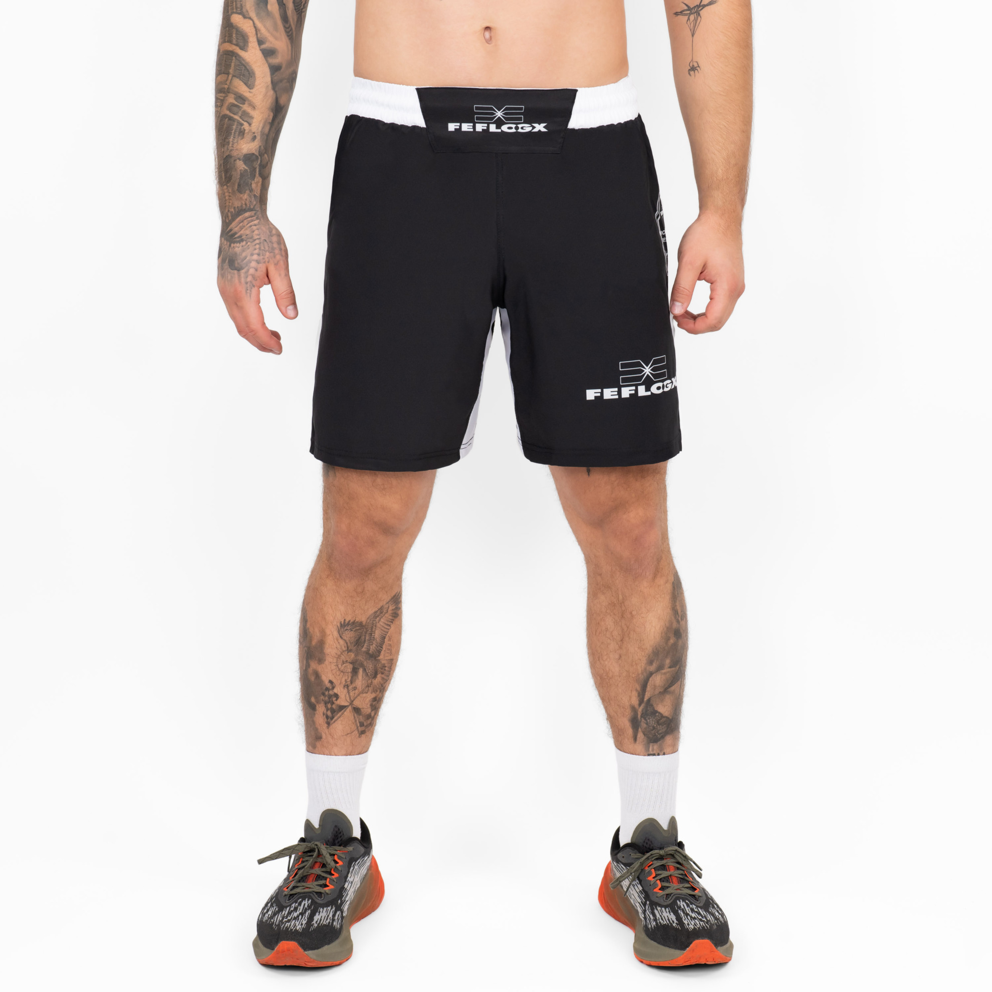FFX MMA Fight Shorts Performance by FEFLOGX Sportswear, MMA Shorts für High Performance, Fight Shorts für Champions, Sport Shorts, MMA Hose, Kickbox Hose, super komfortabel & mega Top Fighting-Design, Farben: schwarz, rot, weiß, blau, vordere Ansicht der Schwarzen Fight Sport Shorts. FFX MMA Fight Shorts Performance