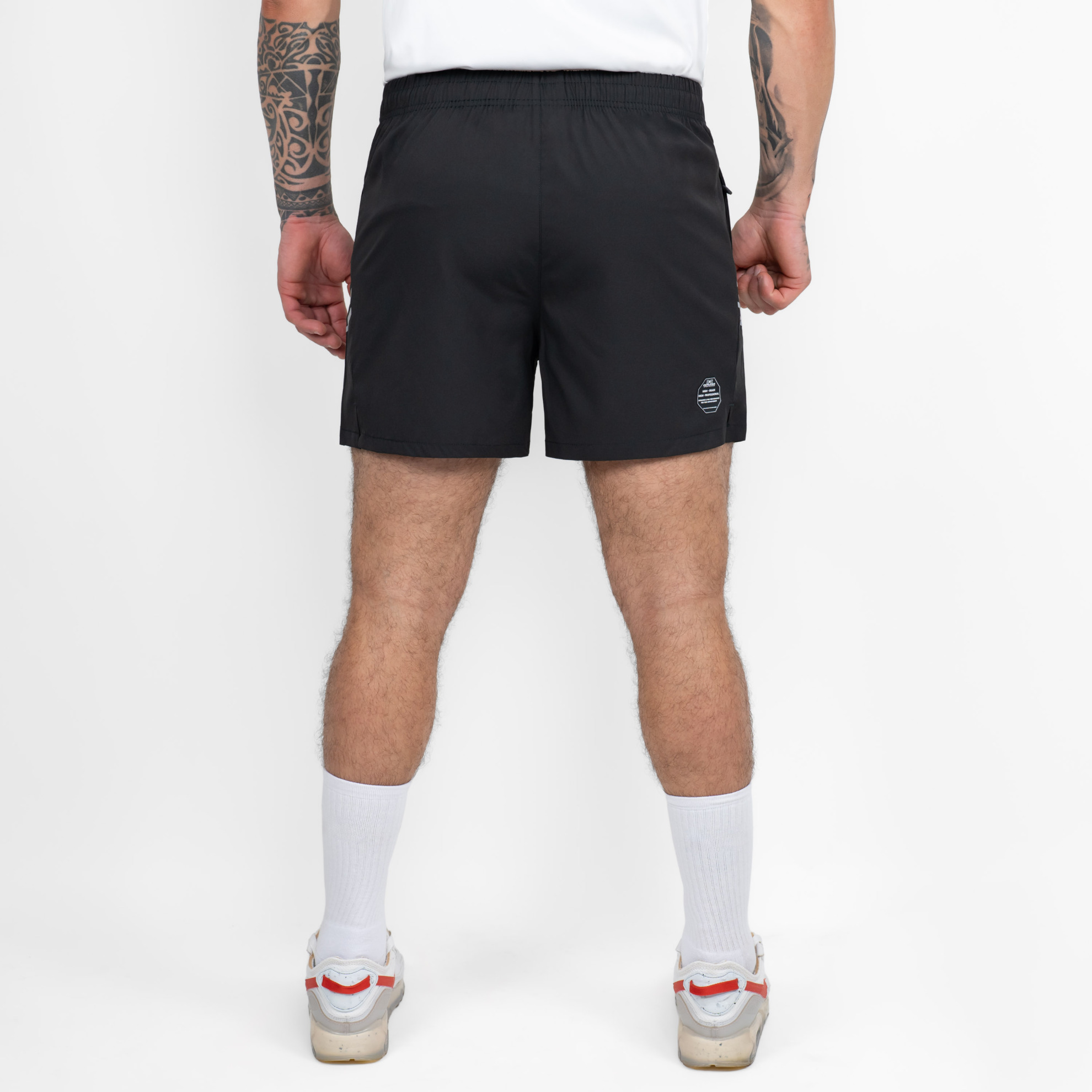 FFX Extra Kurze Sport Shorts High Power von FEFLOGX Sportswear, erstklassige Gym Shorts, super bequeme Laufshorts, Sporthose kurz Herren, kurze Jogginghose in grau & schwarz für Sport, Fitness & Kampfsport, Hinteransicht schwarze Shorts. FFX Extra Kurze Sport Shorts High Power
