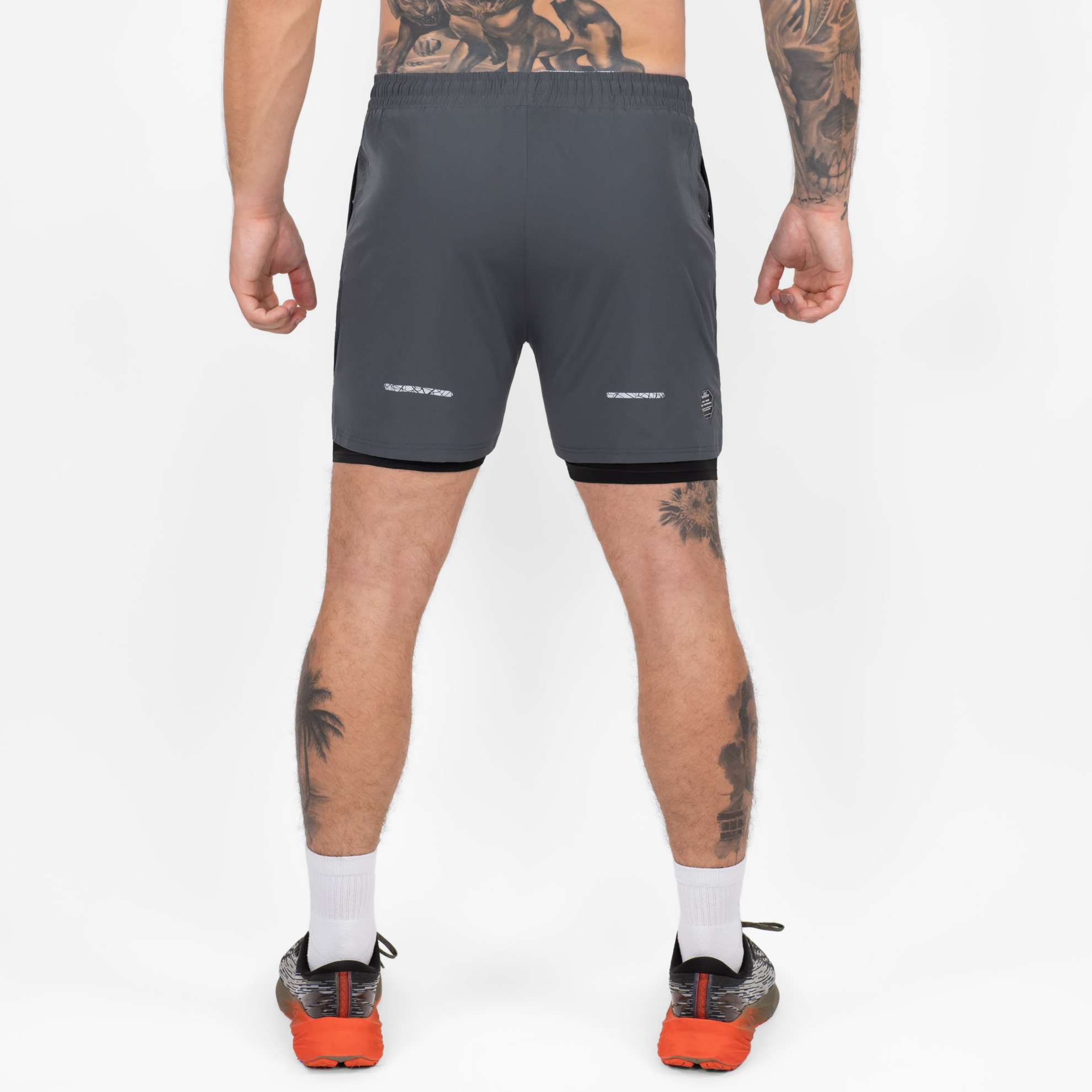 FFX 2-in-1 Superior Sport Shorts mit Tights von FEFLOGX Sportswear, extrem hochwertige kurze Jogginghose, kurze Sporthose mit Tight Shorts, 2 in 1 Shorts Herren, MMA Shorts, 2 in 1 Laufhose Herren, 2 in 1 Laufshorts Herren in grau & schwarz, hintere Ansicht der grauen Sportshorts. FFX 2-in-1 Superior Sport Shorts mit Tights
