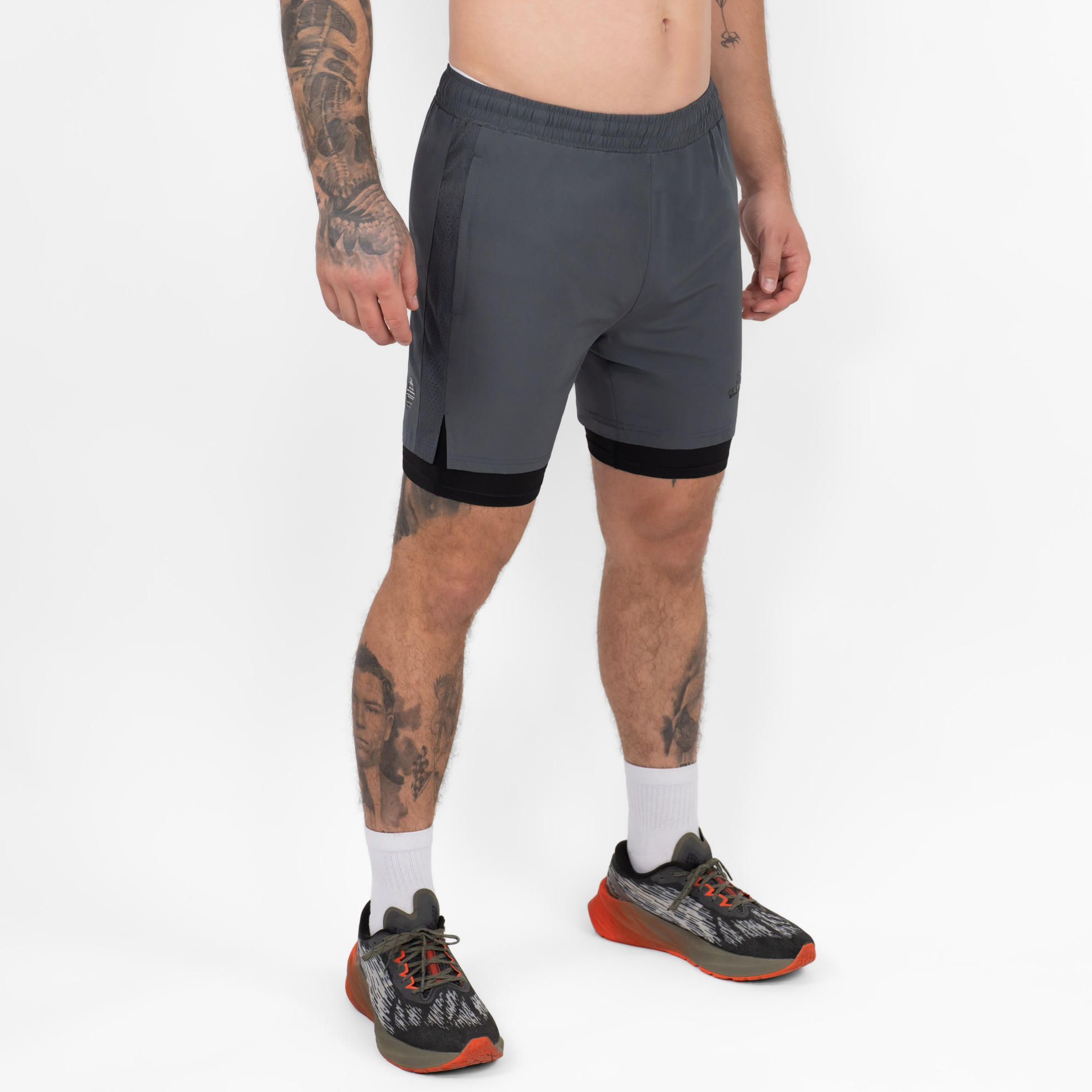 FFX 2-in-1 Superior Sport Shorts mit Tights von FEFLOGX Sportswear, extrem hochwertige kurze Jogginghose, kurze Sporthose mit Tight Shorts, 2 in 1 Shorts Herren, MMA Shorts, 2 in 1 Laufhose Herren, 2 in 1 Laufshorts Herren in grau & schwarz, seitliche Ansicht rechts vorne der grauen Sportshorts. FFX 2-in-1 Superior Sport Shorts mit Tights