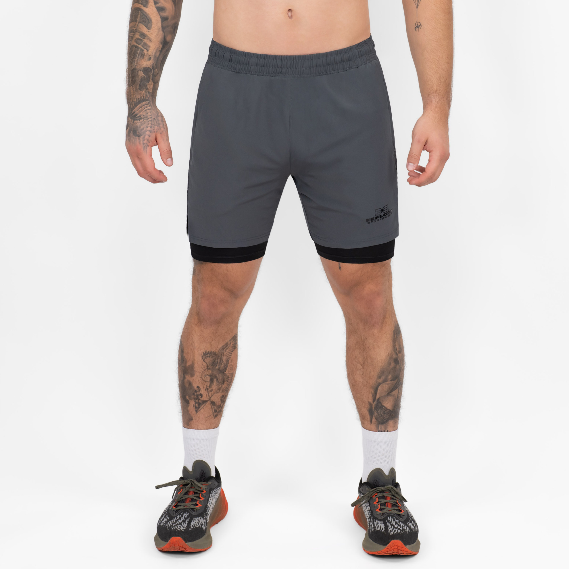 FFX 2-in-1 Superior Sport Shorts mit Tights von FEFLOGX Sportswear, extrem hochwertige kurze Jogginghose, kurze Sporthose mit Tight Shorts, 2 in 1 Shorts Herren, MMA Shorts, 2 in 1 Laufhose Herren, 2 in 1 Laufshorts Herren in grau & schwarz, vordere Ansicht der grauen Sportshorts. FFX 2-in-1 Superior Sport Shorts mit Tights