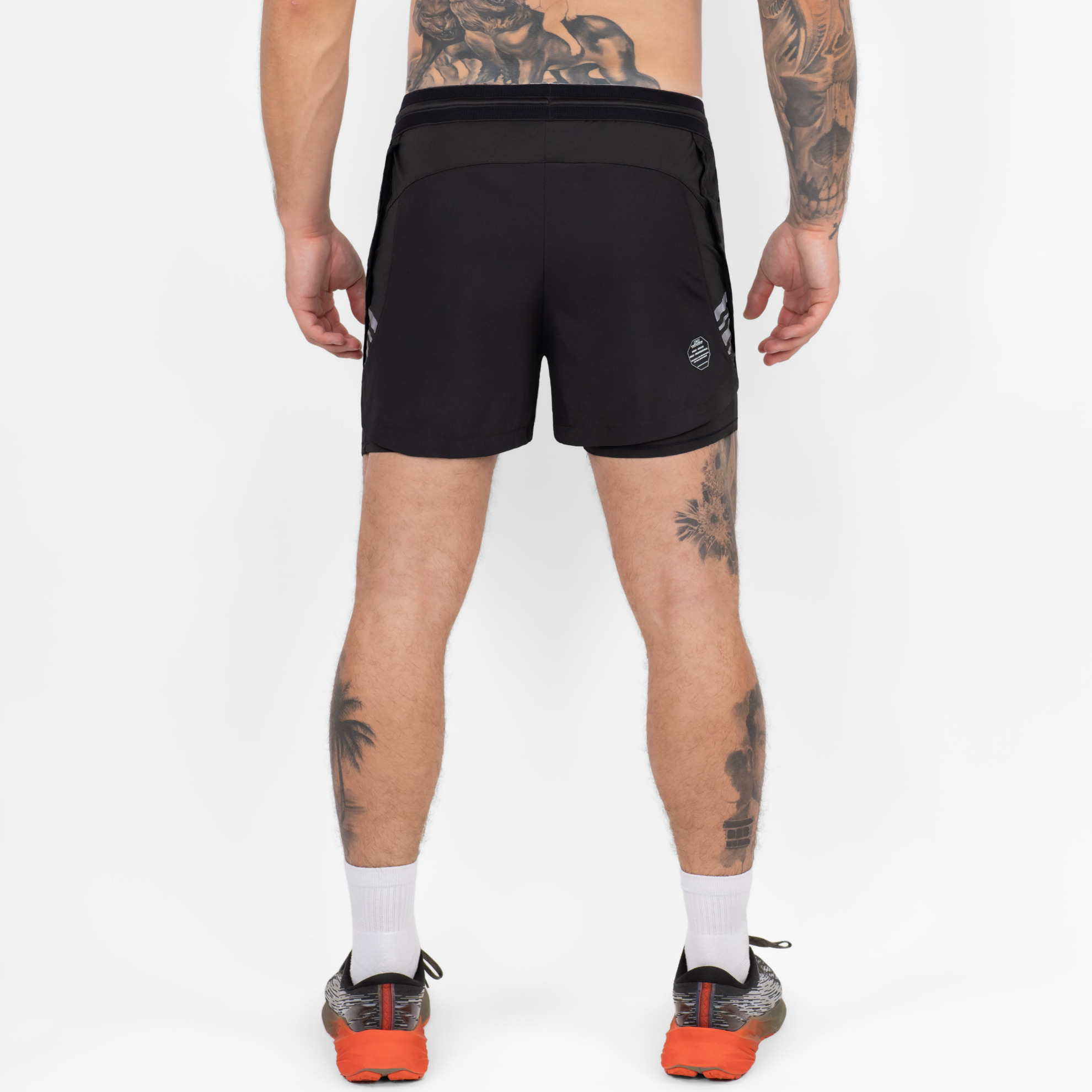 FFX 2 in 1 Performance Sport Shorts Fight Striker von FEFLOGX Sportswear, extrem hochwertige Gym Fight Shorts mit Tight Shorts, 2 in 1 Shorts, MMA Shorts, 2 in 1 Laufhose Herren, 2 in 1 Laufshorts in hellgrau, dunkelgrau & schwarz, hintere Ansicht der schwarzen Sportshorts. FFX 2 in 1 Performance Sport Shorts Fight Striker