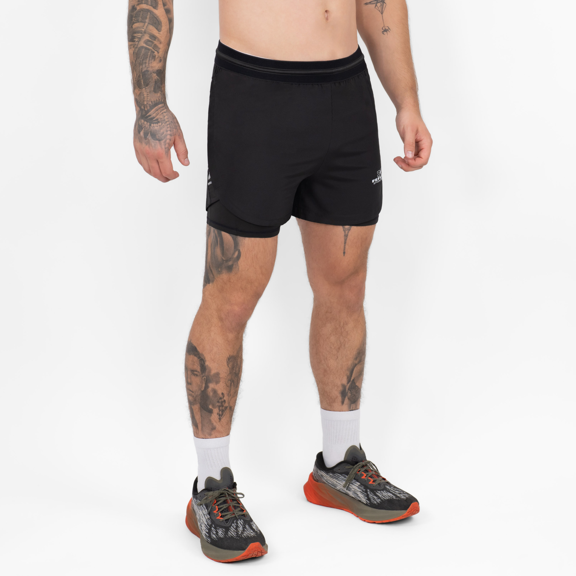 FFX 2 in 1 Performance Sport Shorts Fight Striker von FEFLOGX Sportswear, extrem hochwertige Gym Fight Shorts mit Tight Shorts, 2 in 1 Shorts, MMA Shorts, 2 in 1 Laufhose Herren, 2 in 1 Laufshorts in hellgrau, dunkelgrau & schwarz, seitliche Ansicht rechts vorne der schwarzen Sportshorts. FFX 2 in 1 Performance Sport Shorts Fight Striker