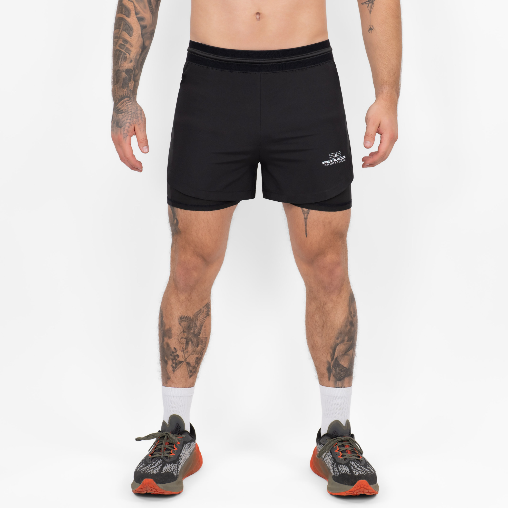 FFX 2 in 1 Performance Sport Shorts Fight Striker von FEFLOGX Sportswear, extrem hochwertige Gym Fight Shorts mit Tight Shorts, 2 in 1 Shorts, MMA Shorts, 2 in 1 Laufhose Herren, 2 in 1 Laufshorts in hellgrau, dunkelgrau & schwarz, vordere Ansicht der schwarzen Sportshorts. FFX 2 in 1 Performance Sport Shorts Fight Striker