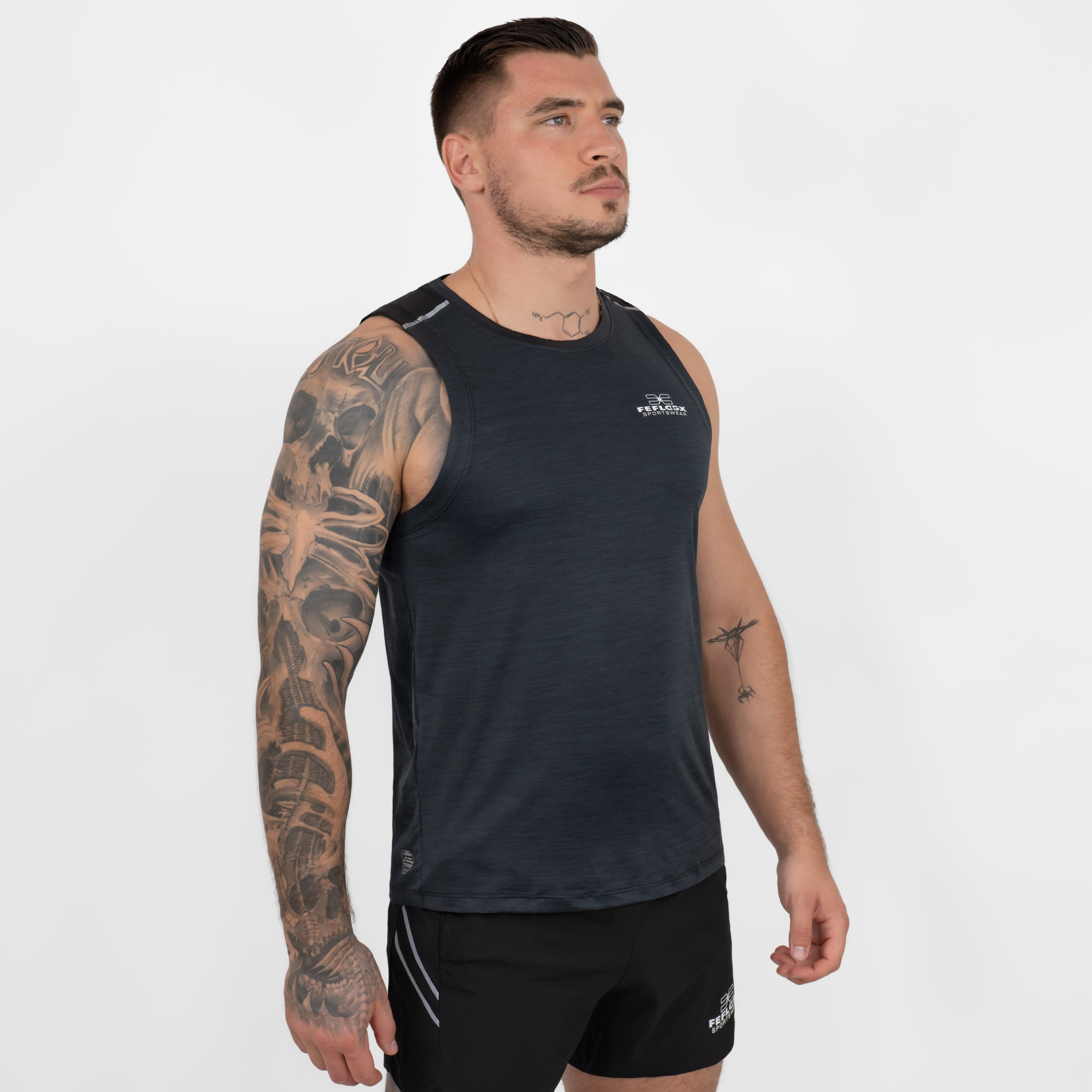 FFX Sport Tank Top Full Body Force by FEFLOGX Sportswear, super komfortabel & mega Top stylisches Design, Tank Top Herren, Herren Tanktop, Tanktop, ärmelloses Shirt, Tank Top Herren Sport, Gym Tank Top, Farben: schwarz, blau, seitlich vordere Ansicht des schwarzen ärmellosen Sportshirts. FFX Sport Tank Top Full Body Force