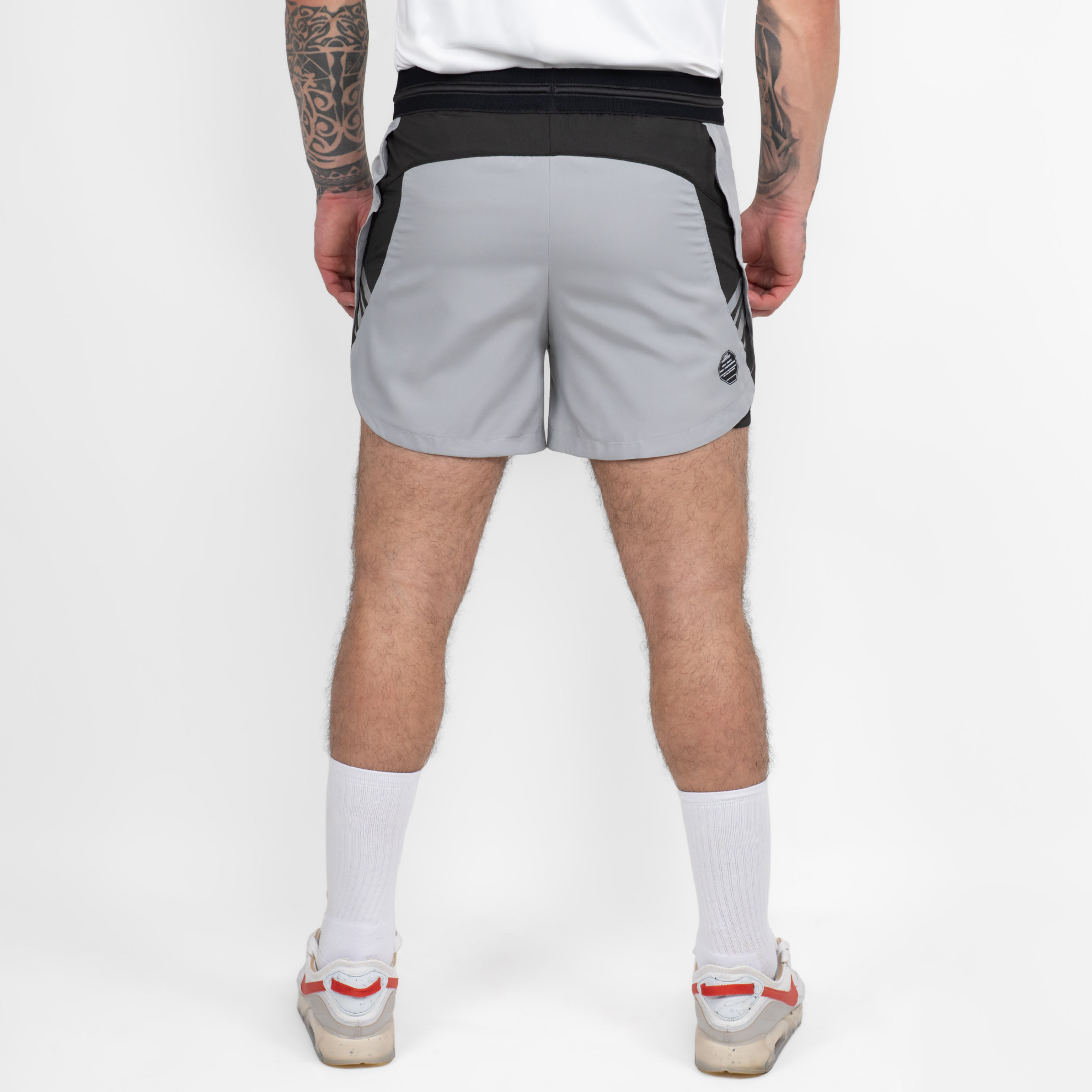 FFX 2 in 1 Performance Sport Shorts Fight Striker von FEFLOGX Sportswear, extrem hochwertige Gym Fight Shorts mit Tight Shorts, 2 in 1 Shorts, MMA Shorts, 2 in 1 Laufhose Herren, 2 in 1 Laufshorts in hellgrau, dunkelgrau & schwarz, hintere Ansicht der hellgrauen Sportshorts. FFX 2 in 1 Performance Sport Shorts Fight Striker