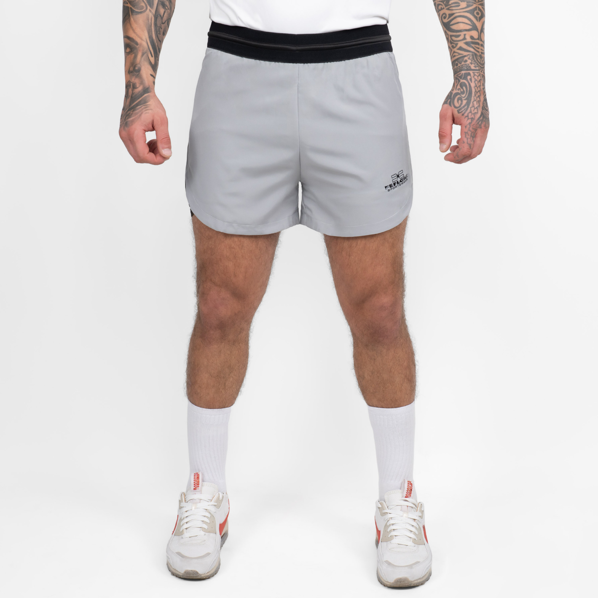 FFX 2 in 1 Performance Sport Shorts Fight Striker von FEFLOGX Sportswear, extrem hochwertige Gym Fight Shorts mit Tight Shorts, 2 in 1 Shorts, MMA Shorts, 2 in 1 Laufhose Herren, 2 in 1 Laufshorts in hellgrau, dunkelgrau & schwarz, vordere Ansicht der hellgrauen Sportshorts. FFX 2 in 1 Performance Sport Shorts Fight Striker