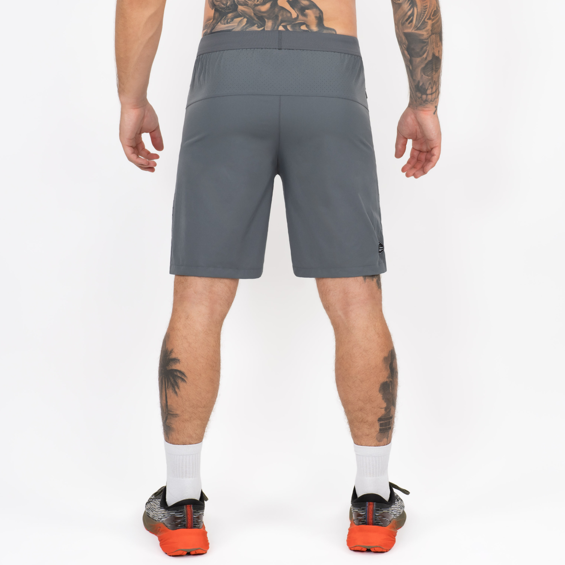 FFX Kurze Sporthose Shorts Maximum Control von FEFLOGX Sportswear, mit Reißverschlusstaschen, in schwarz & grau, Kurze Jogginghose, Laufshorts Herren, kurze Sporthose Herren, kurze Sporthosen, hintere Ansicht, der grauen Sport Shorts. FFX Kurze Sporthose Shorts Maximum Control