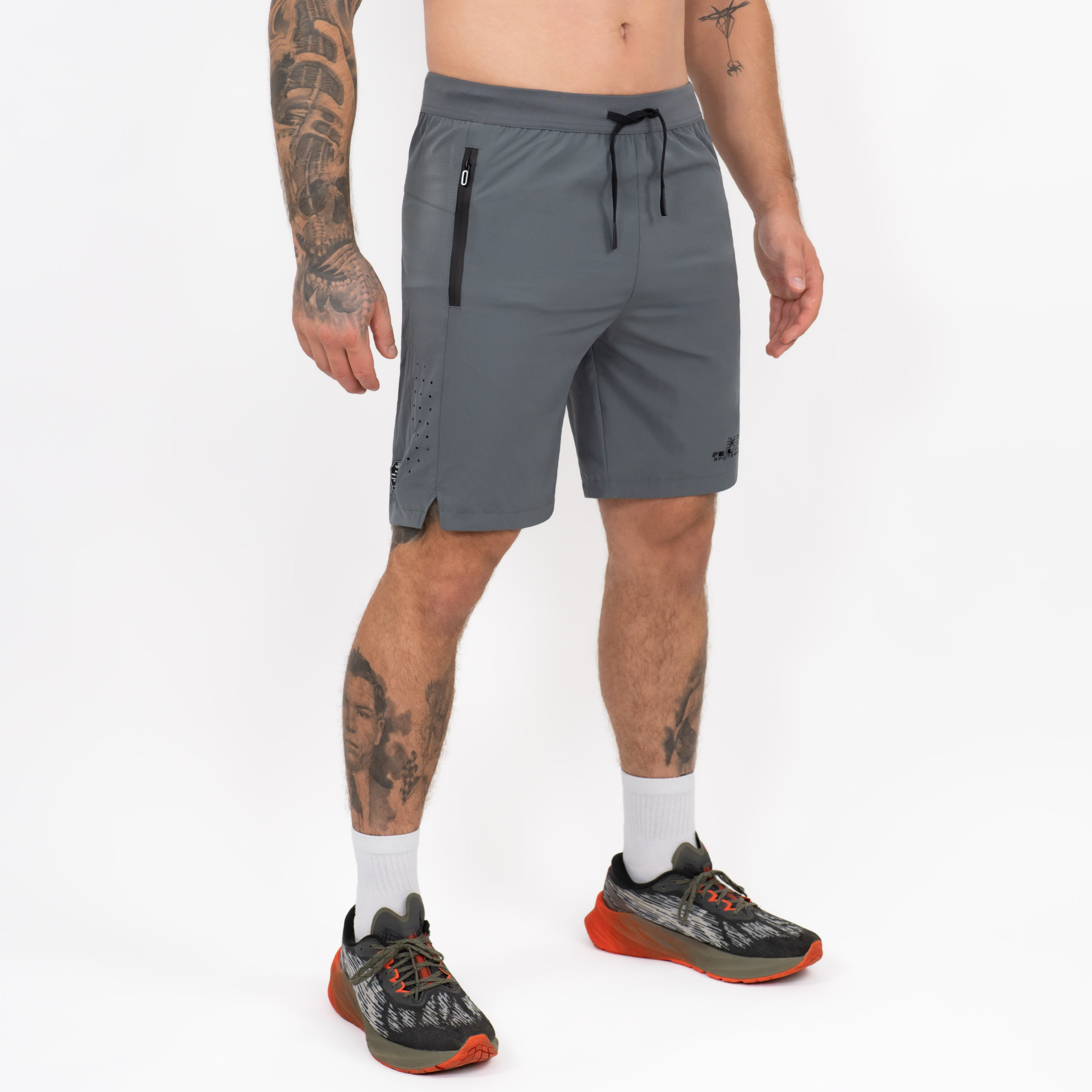 FFX Kurze Sporthose Shorts Maximum Control von FEFLOGX Sportswear, mit Reißverschlusstaschen, in schwarz & grau, Kurze Jogginghose, Laufshorts Herren, kurze Sporthose Herren, kurze Sporthosen, seitliche Ansicht rechts vorne, der grauen Sport Shorts. FFX Kurze Sporthose Shorts Maximum Control