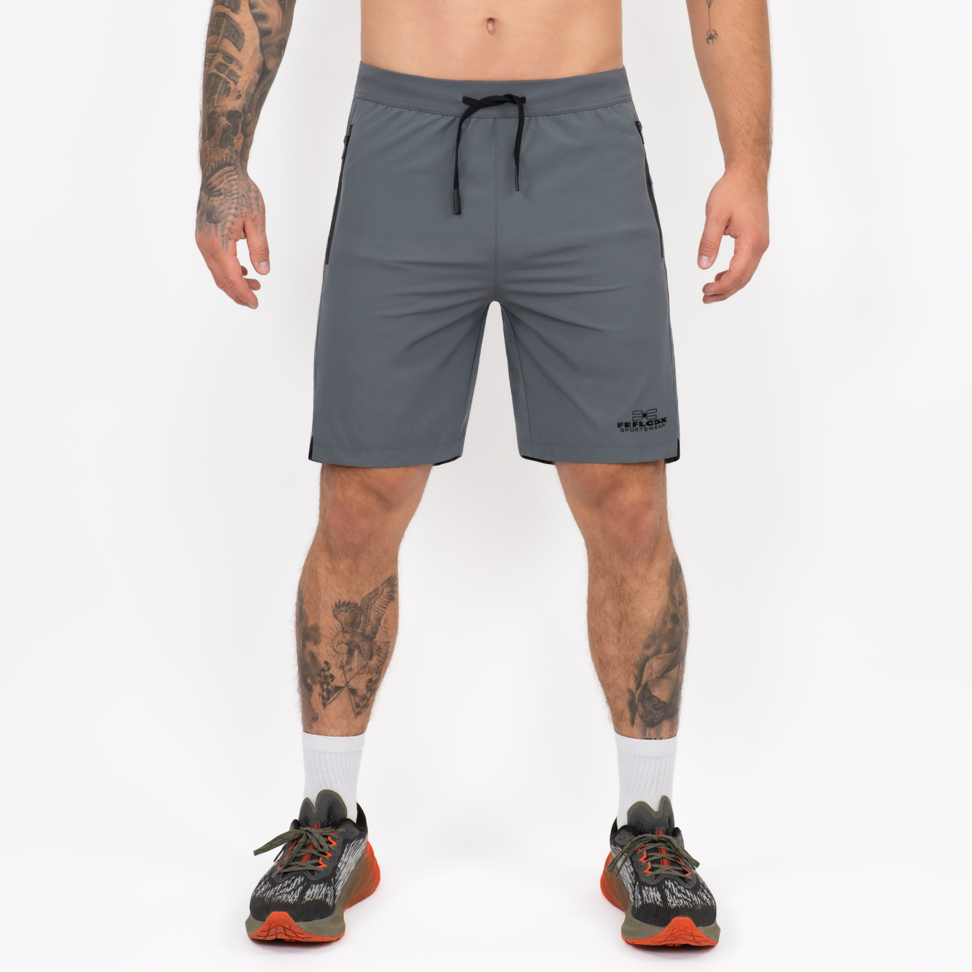FFX Kurze Sporthose Shorts Maximum Control von FEFLOGX Sportswear, mit Reißverschlusstaschen, in schwarz & grau, Kurze Jogginghose, Laufshorts Herren, kurze Sporthose Herren, kurze Sporthosen, vordere Ansicht, der grauen Sport Shorts. FFX Kurze Sporthose Shorts Maximum Control