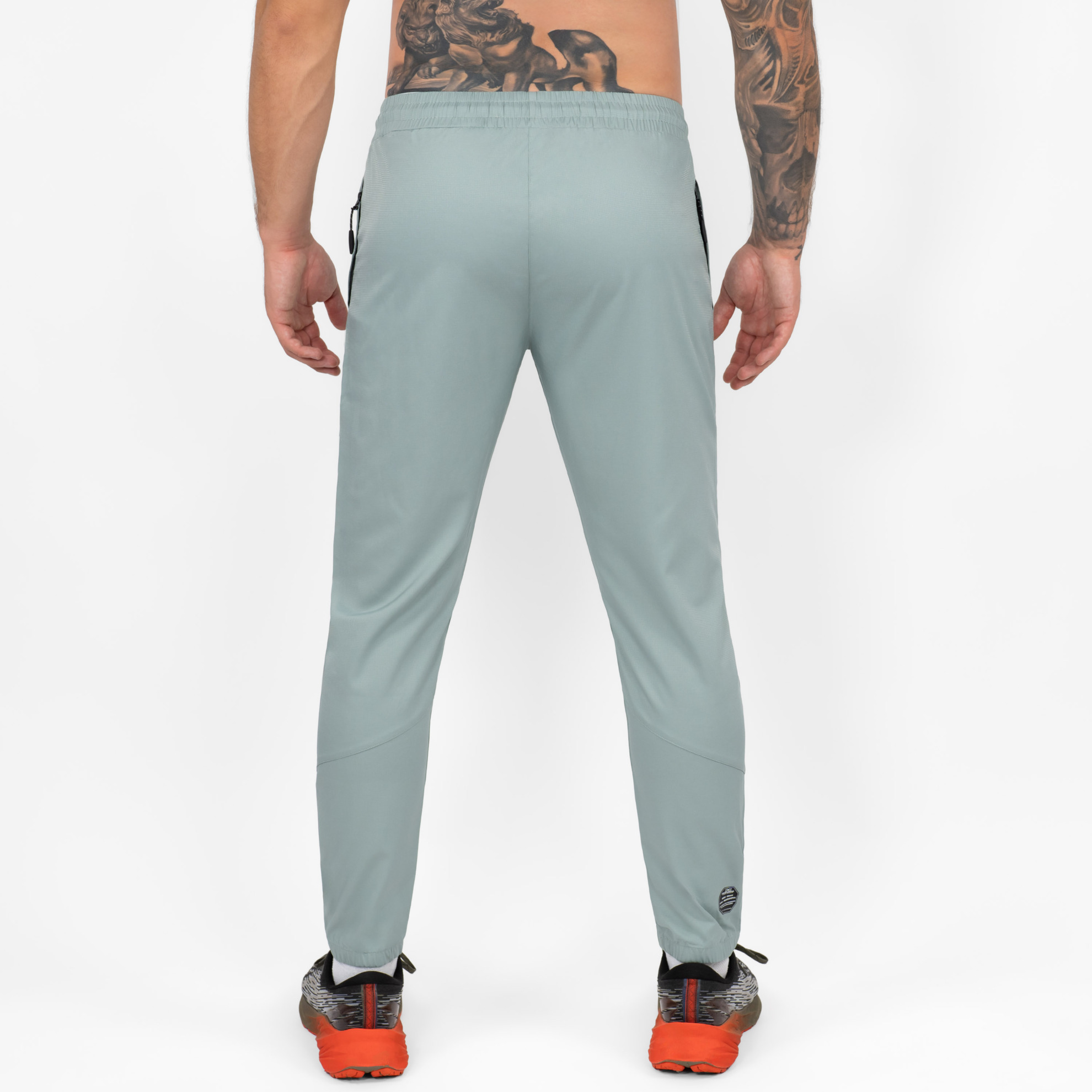 FFX Jogger Sport Hose Enduring Performance von FEFLOGX Sportswear, mit Reißverschlusstaschen, Jogginghose in schwarz, blass grün & grau, Jogginghose Herren, Sporthose, Jogging Hose, hintere Ansicht, der blass grünen, langen Trainingshose. FFX Jogger Sport Hose Enduring Performance