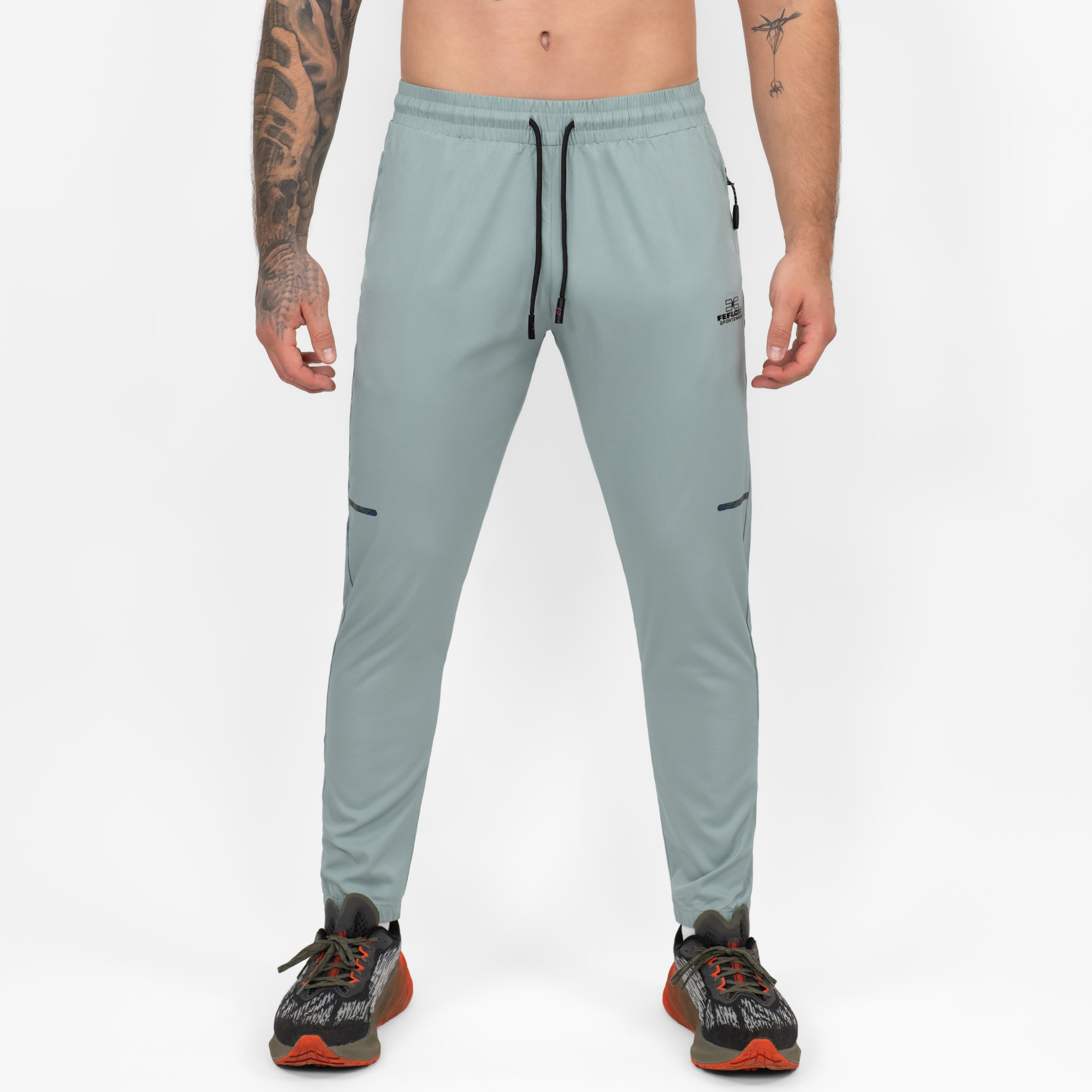 FFX Jogger Sport Hose Enduring Performance von FEFLOGX Sportswear, mit Reißverschlusstaschen, Jogginghose in schwarz, blass grün & grau, Jogginghose Herren, Sporthose, Jogging Hose, vordere Ansicht der blass grünen, langen Trainingshose. FFX Jogger Sport Hose Enduring Performance