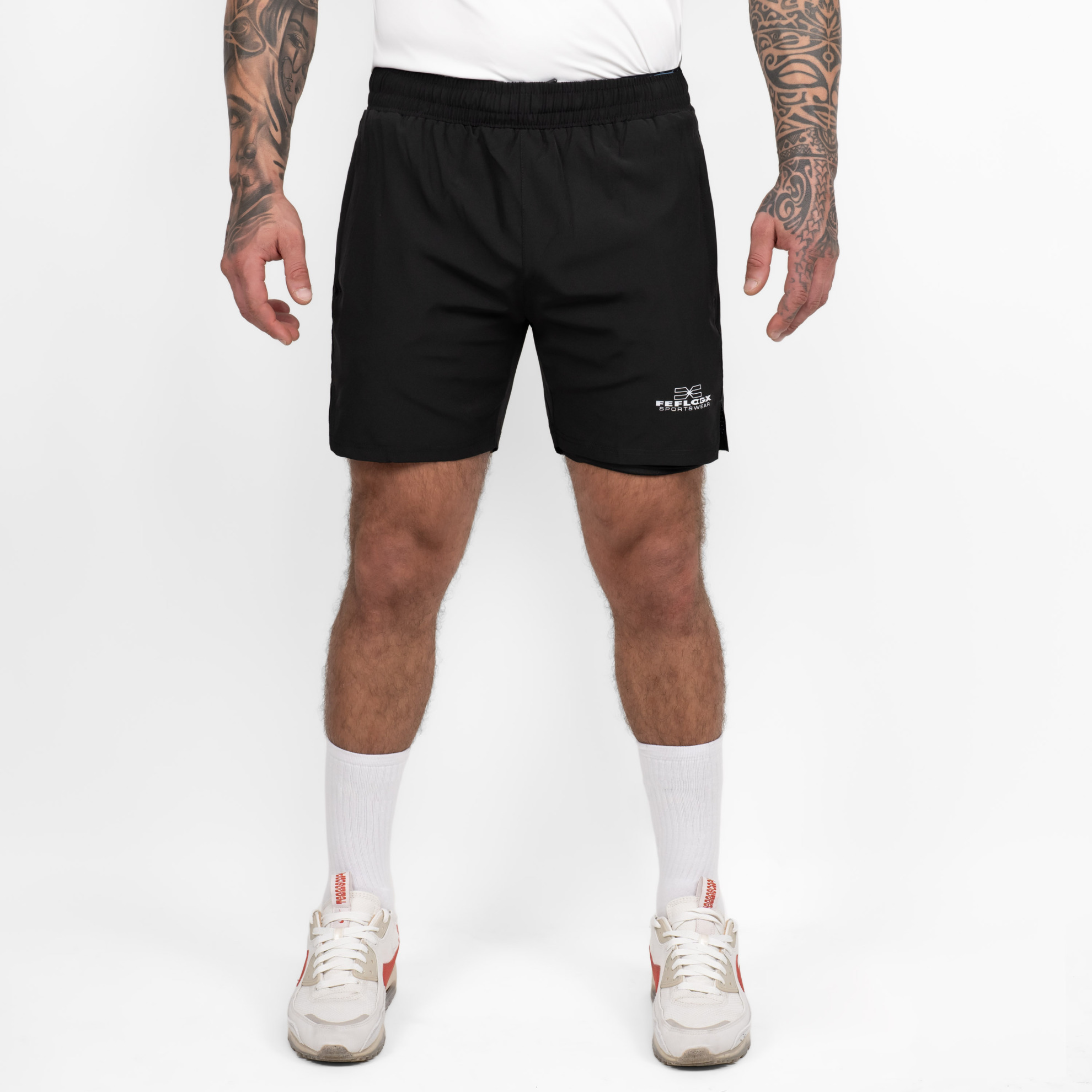 FFX 2-in-1 Superior Sport Shorts mit Tights von FEFLOGX Sportswear, extrem hochwertige kurze Jogginghose, kurze Sporthose mit Tight Shorts, 2 in 1 Shorts Herren, MMA Shorts, 2 in 1 Laufhose Herren, 2 in 1 Laufshorts Herren in grau & schwarz, vordere Ansicht der schwarzen Sportshorts. FFX 2-in-1 Superior Sport Shorts mit Tights
