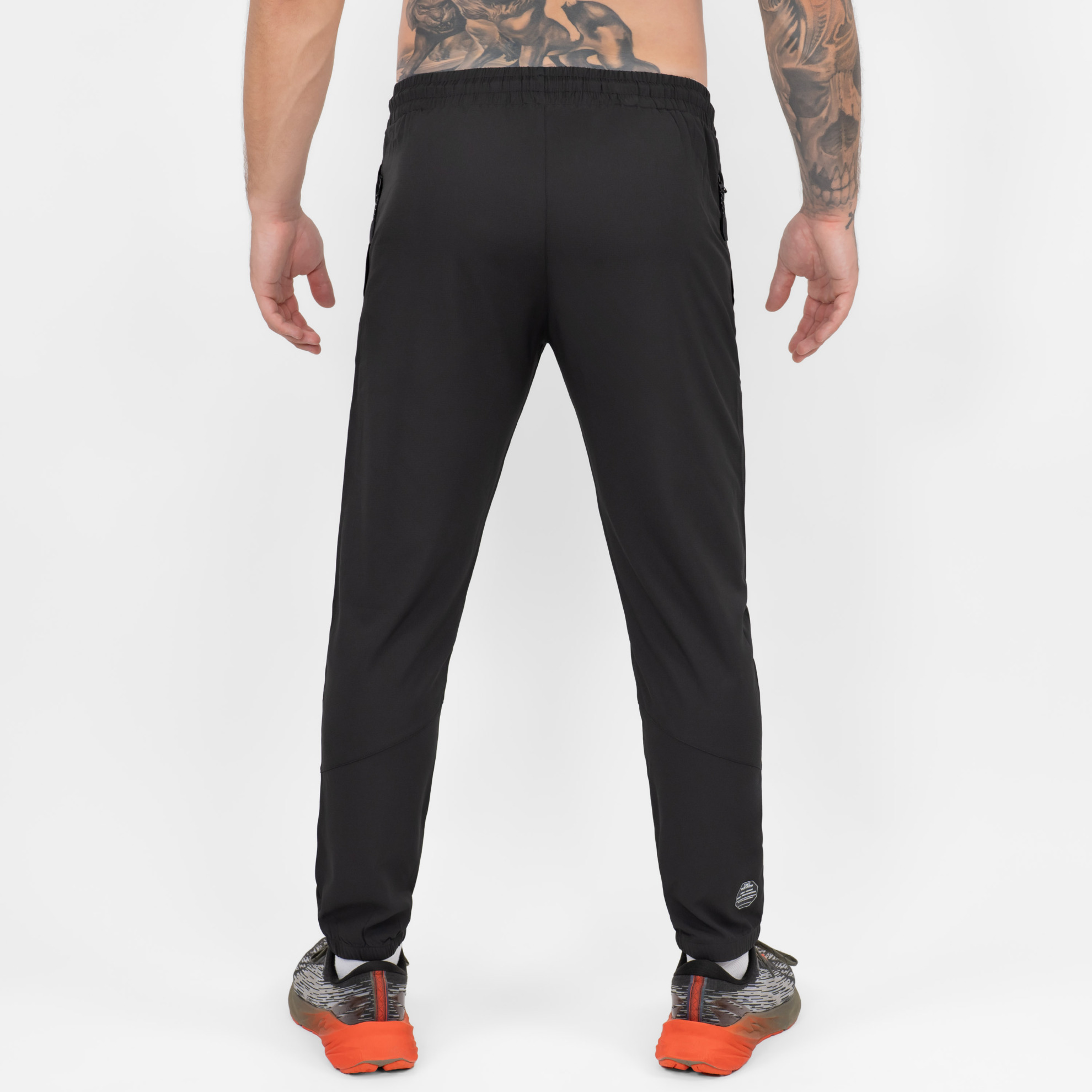 FFX Jogger Sport Hose Enduring Performance von FEFLOGX Sportswear, mit Reißverschlusstaschen, Jogginghose in schwarz, blass grün & grau, Jogginghose Herren, Sporthose, Jogging Hose, hintere Ansicht der schwarzen, langen Trainingshose. FFX Jogger Sport Hose Enduring Performance